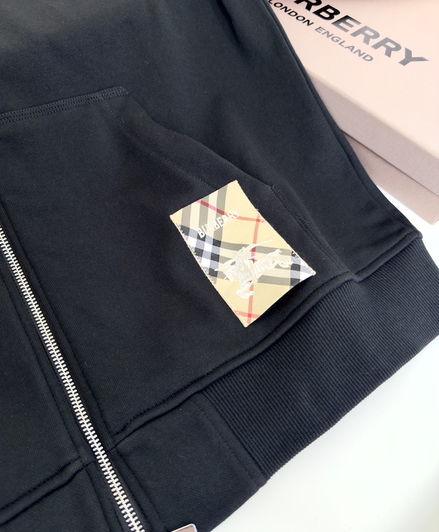 “Classic Bur*erry Branded Hat with Horseman’s Emblem – Stylish Fashion for Fall and Winter, Comfortable and Versatile” - 图片 5