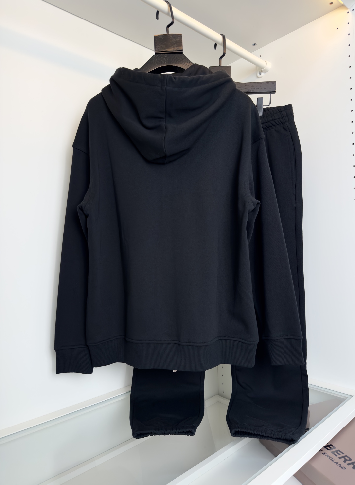 “Classic Bur*erry Branded Hat with Horseman’s Emblem – Stylish Fashion for Fall and Winter, Comfortable and Versatile” - 图片 2