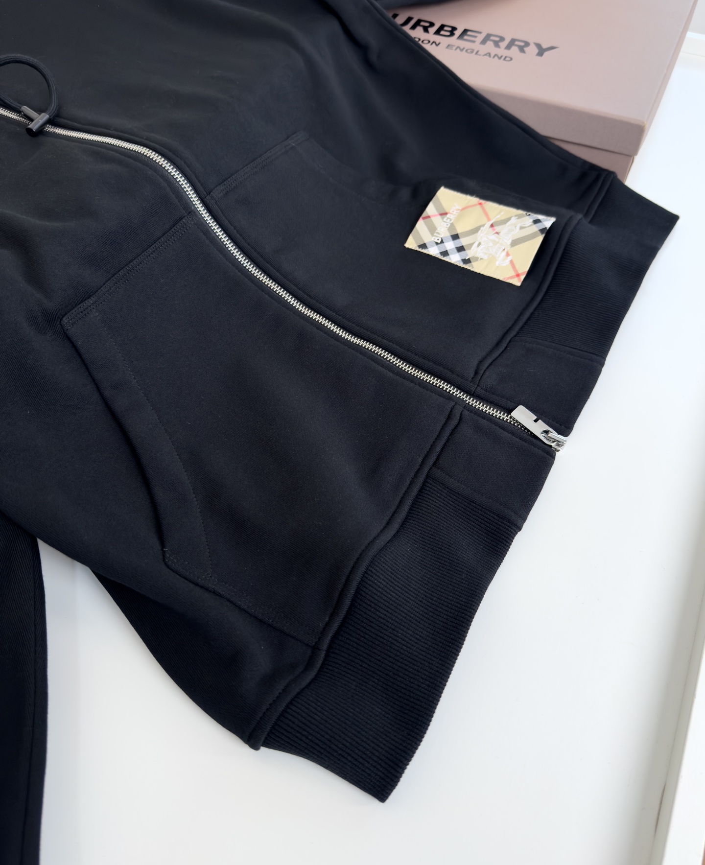 “Classic Bur*erry Branded Hat with Horseman’s Emblem – Stylish Fashion for Fall and Winter, Comfortable and Versatile” - 图片 4