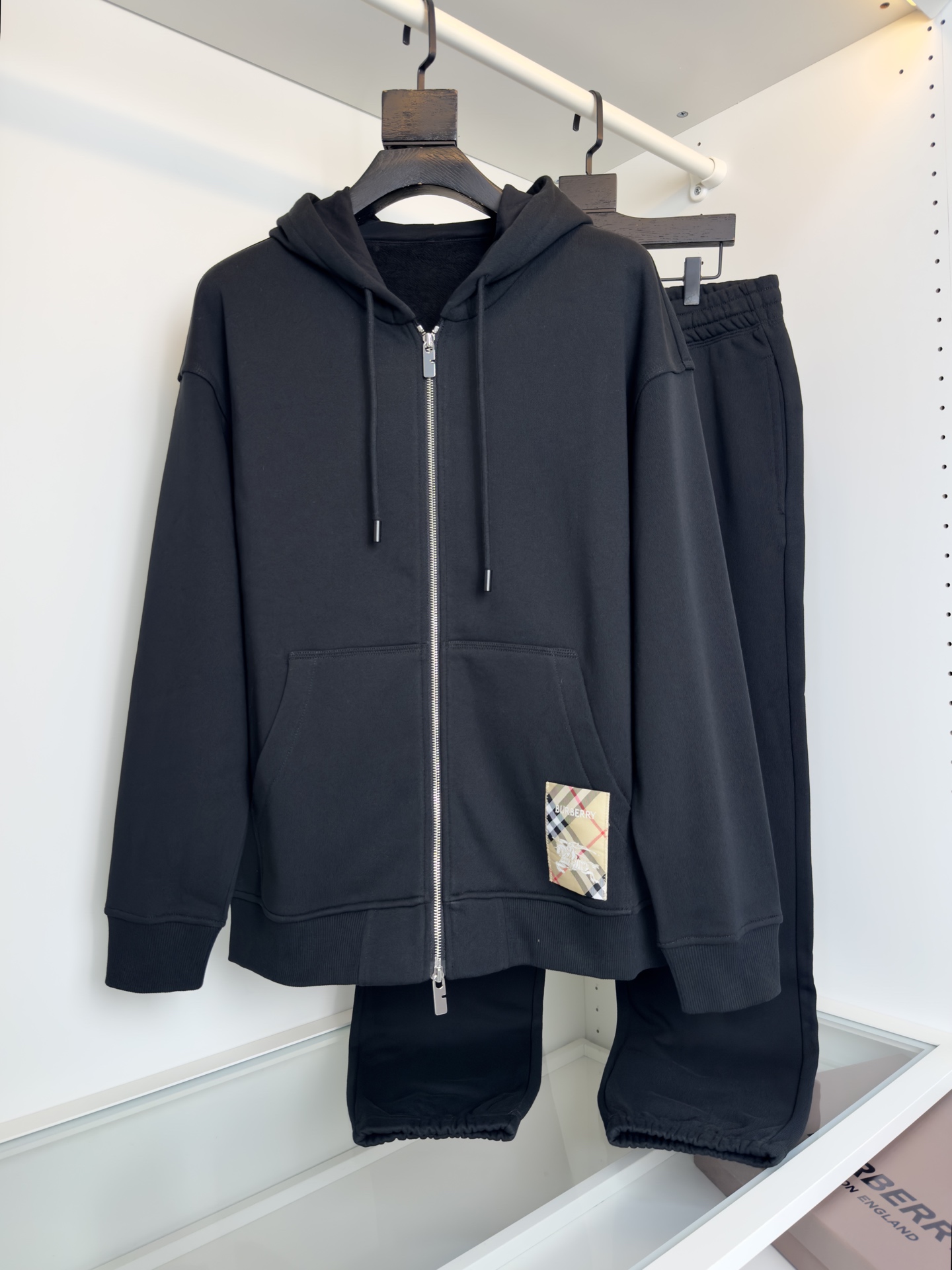 “Classic Bur*erry Branded Hat with Horseman’s Emblem – Stylish Fashion for Fall and Winter, Comfortable and Versatile”