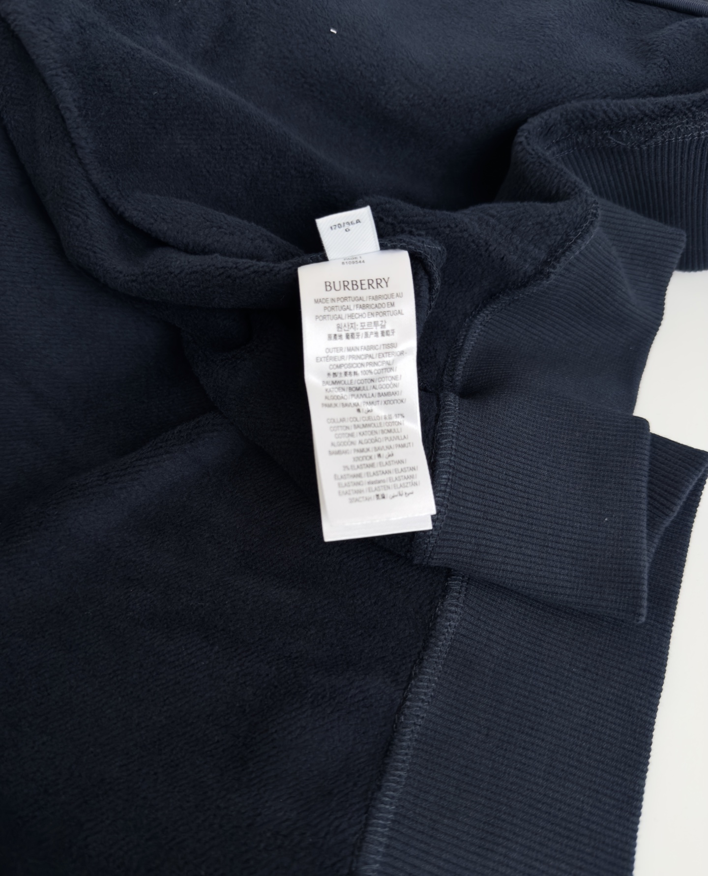 “Classic Hat with Burberry Logo and Gold Zipper Detail | Comfortable Fashion Style for Fall and Winter” - 图片 8