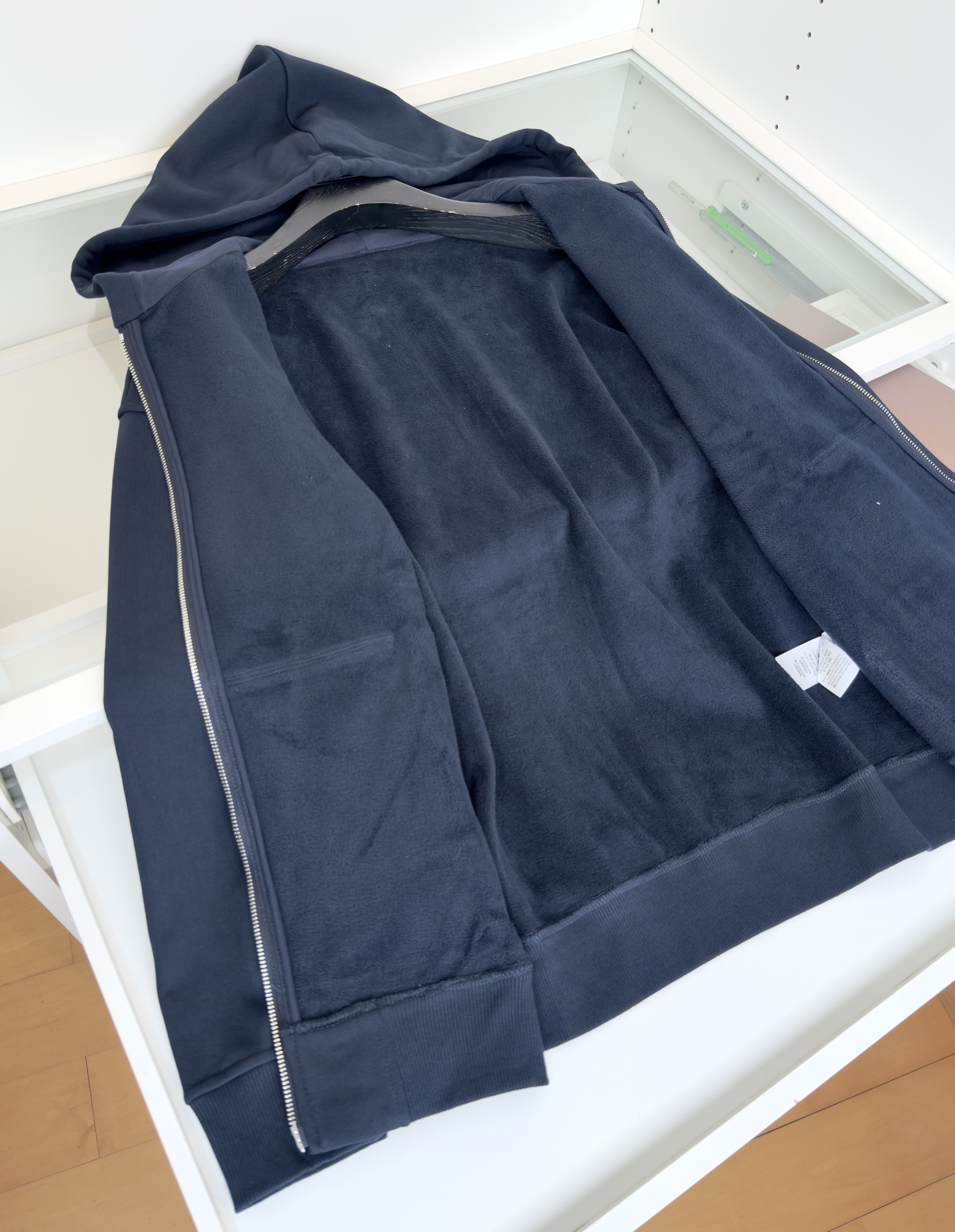 “Classic Hat with Burberry Logo and Gold Zipper Detail | Comfortable Fashion Style for Fall and Winter” - 图片 7