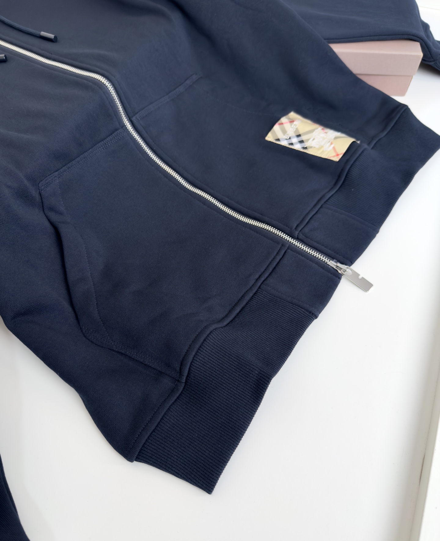 “Classic Hat with Burberry Logo and Gold Zipper Detail | Comfortable Fashion Style for Fall and Winter” - 图片 4