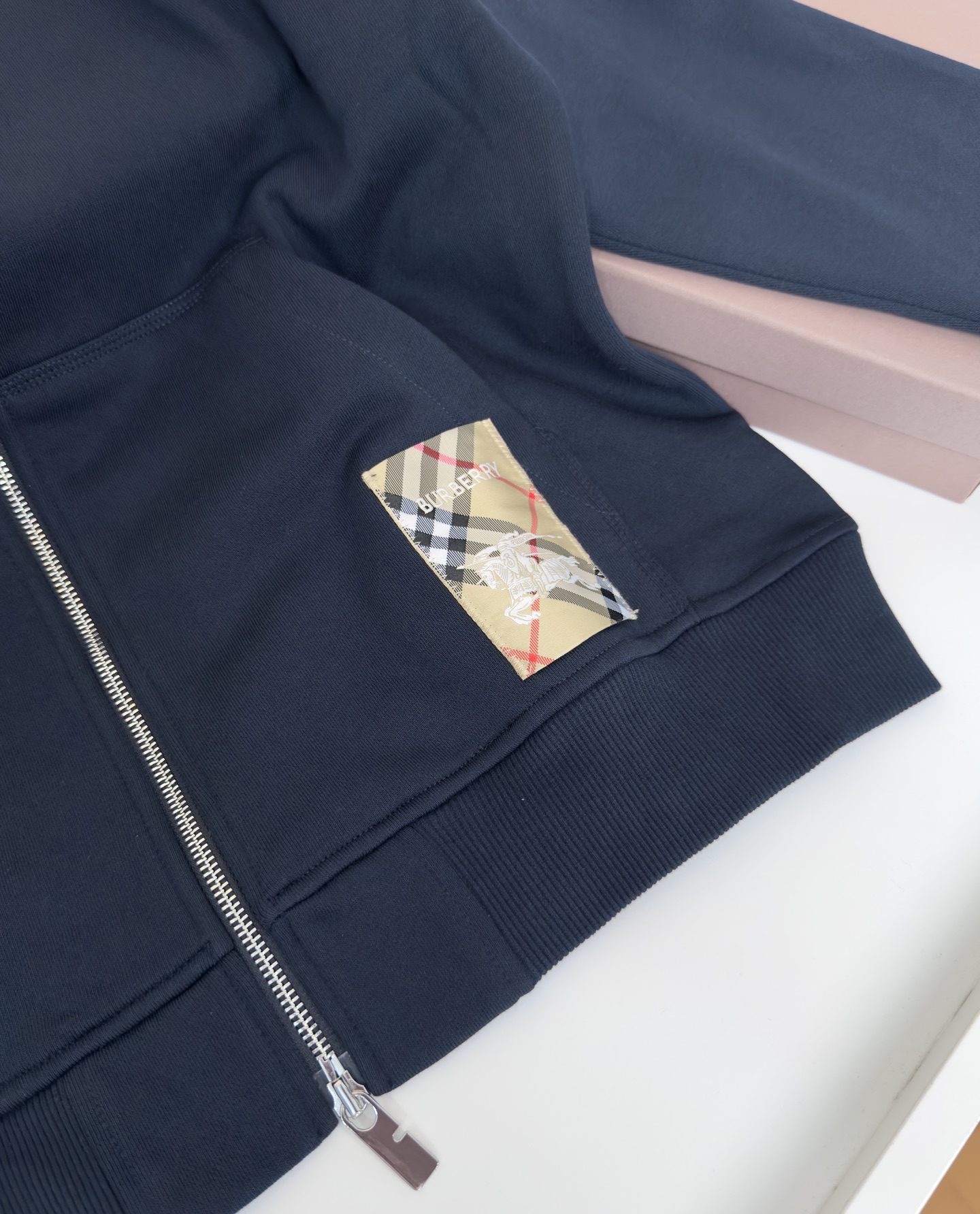 “Classic Hat with Burberry Logo and Gold Zipper Detail | Comfortable Fashion Style for Fall and Winter” - 图片 5