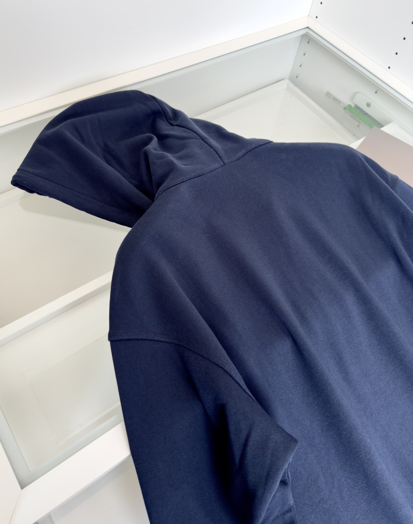 “Classic Hat with Burberry Logo and Gold Zipper Detail | Comfortable Fashion Style for Fall and Winter” - 图片 9