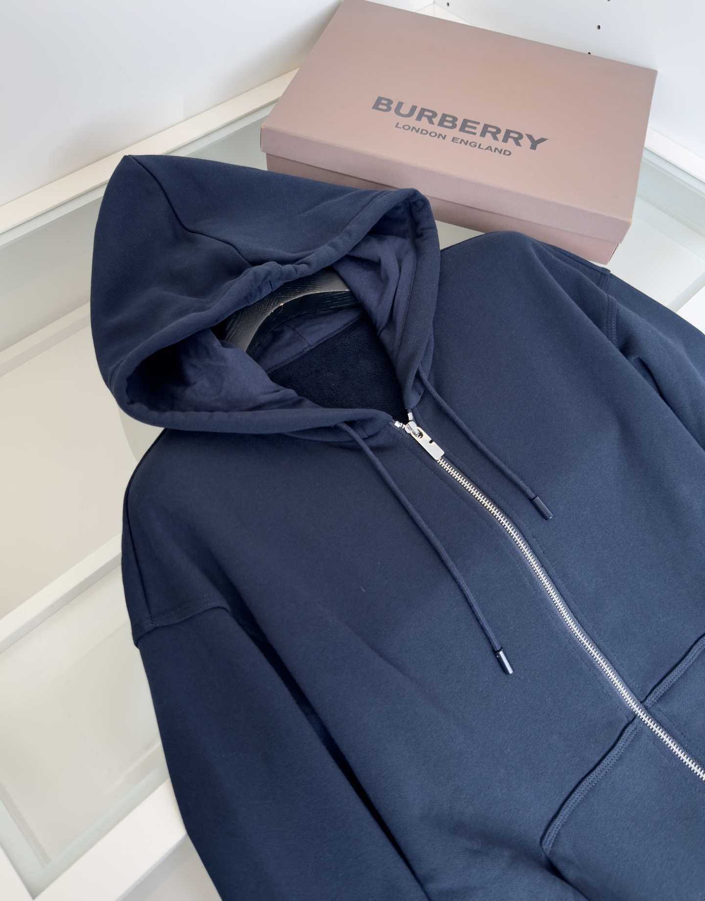 “Classic Hat with Burberry Logo and Gold Zipper Detail | Comfortable Fashion Style for Fall and Winter” - 图片 3