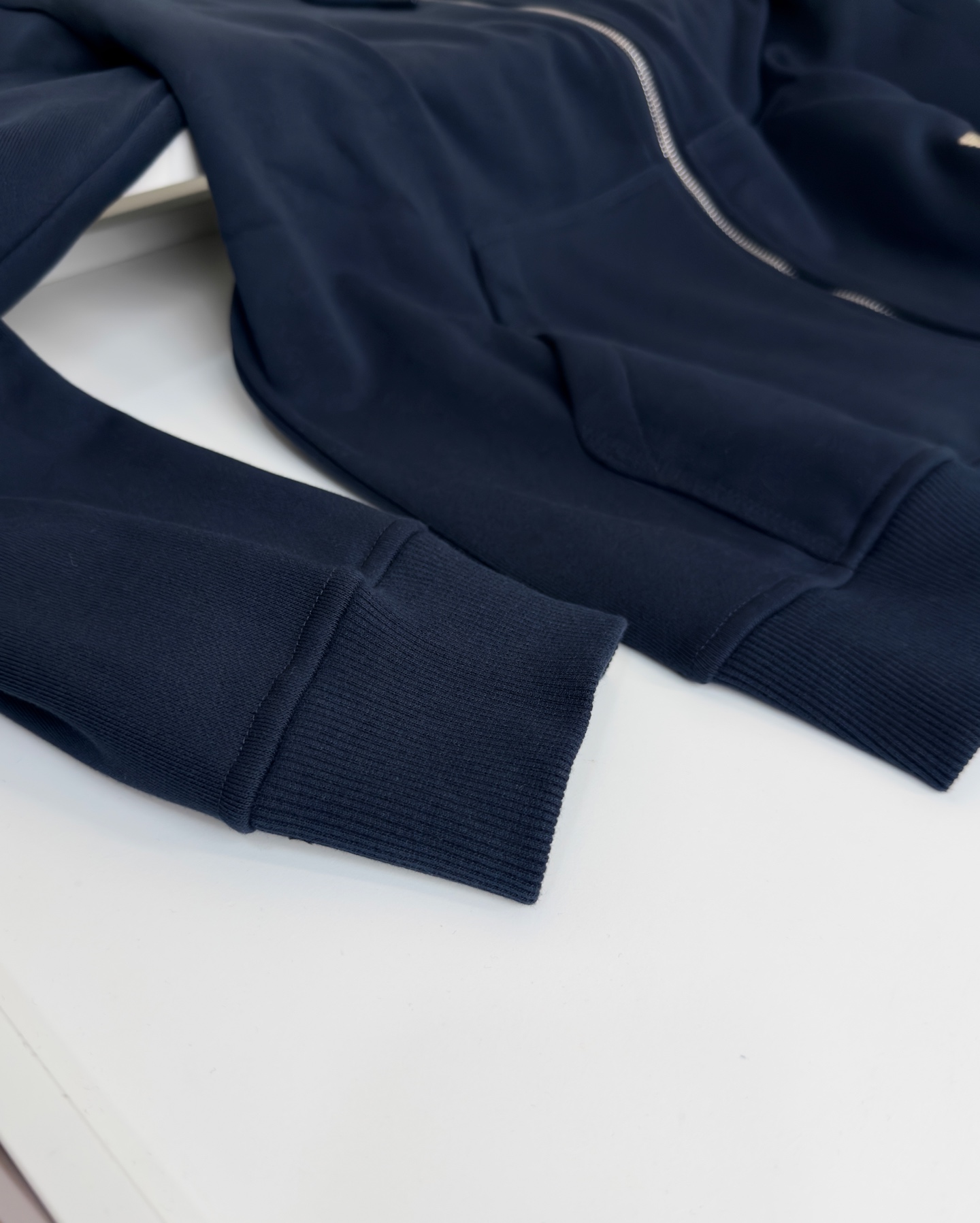 “Classic Hat with Burberry Logo and Gold Zipper Detail | Comfortable Fashion Style for Fall and Winter” - 图片 6