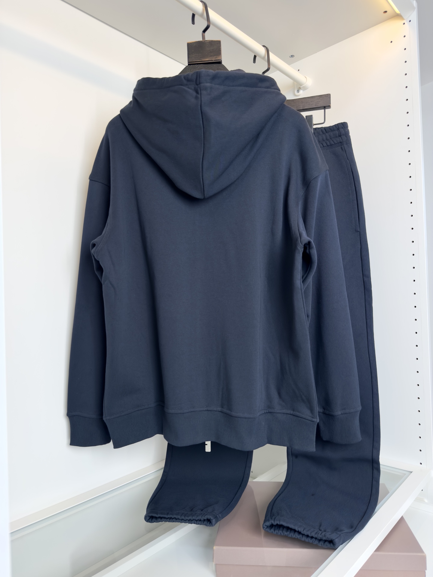 “Classic Hat with Burberry Logo and Gold Zipper Detail | Comfortable Fashion Style for Fall and Winter” - 图片 2