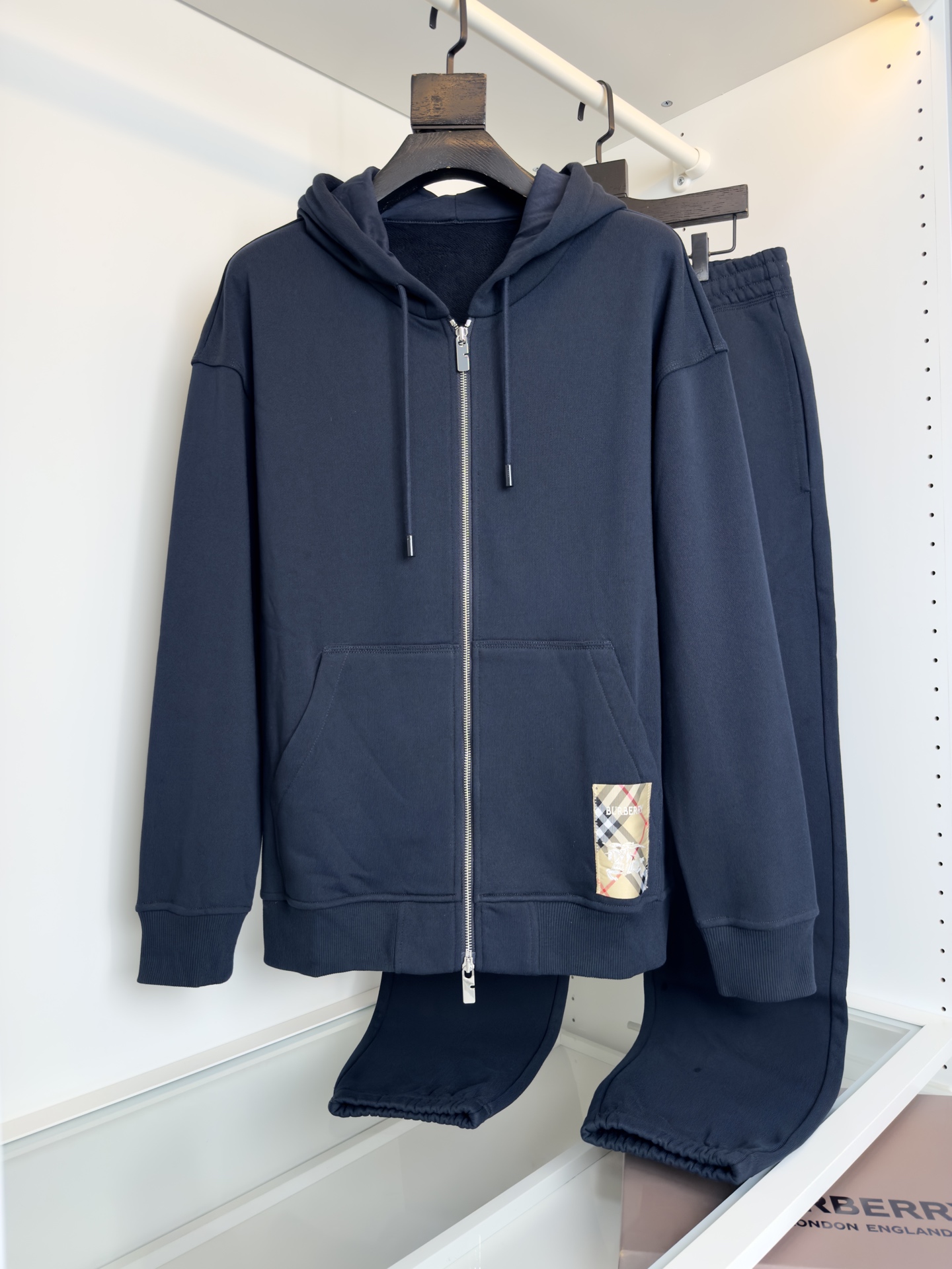 “Classic Hat with Burberry Logo and Gold Zipper Detail | Comfortable Fashion Style for Fall and Winter” - 图片 1