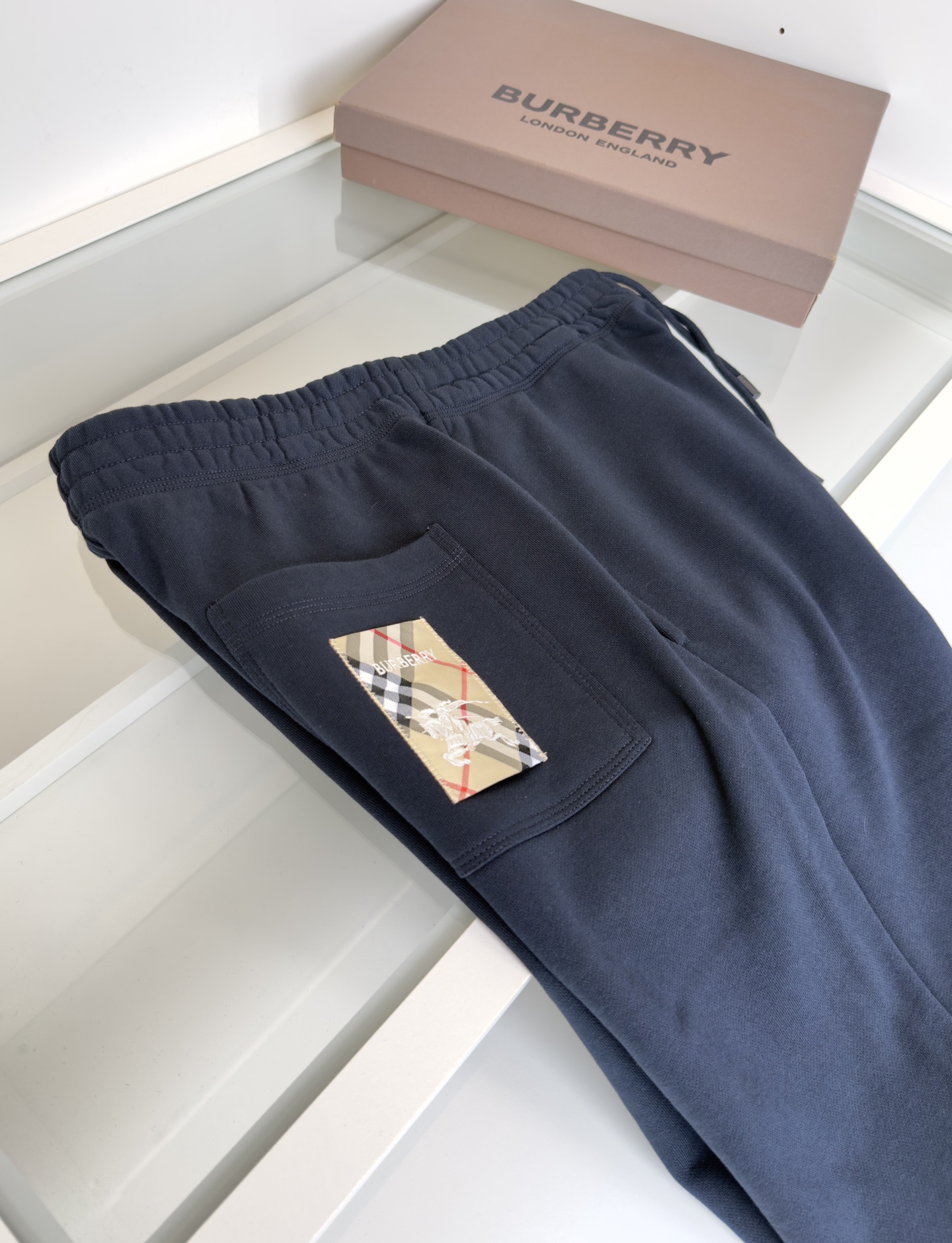 “Classic Bueberry Ballie’s Locker Hat with Branded Logo and Horseman’s Emblem, Wide-Cut Fashion Style in Black” - 图片 7