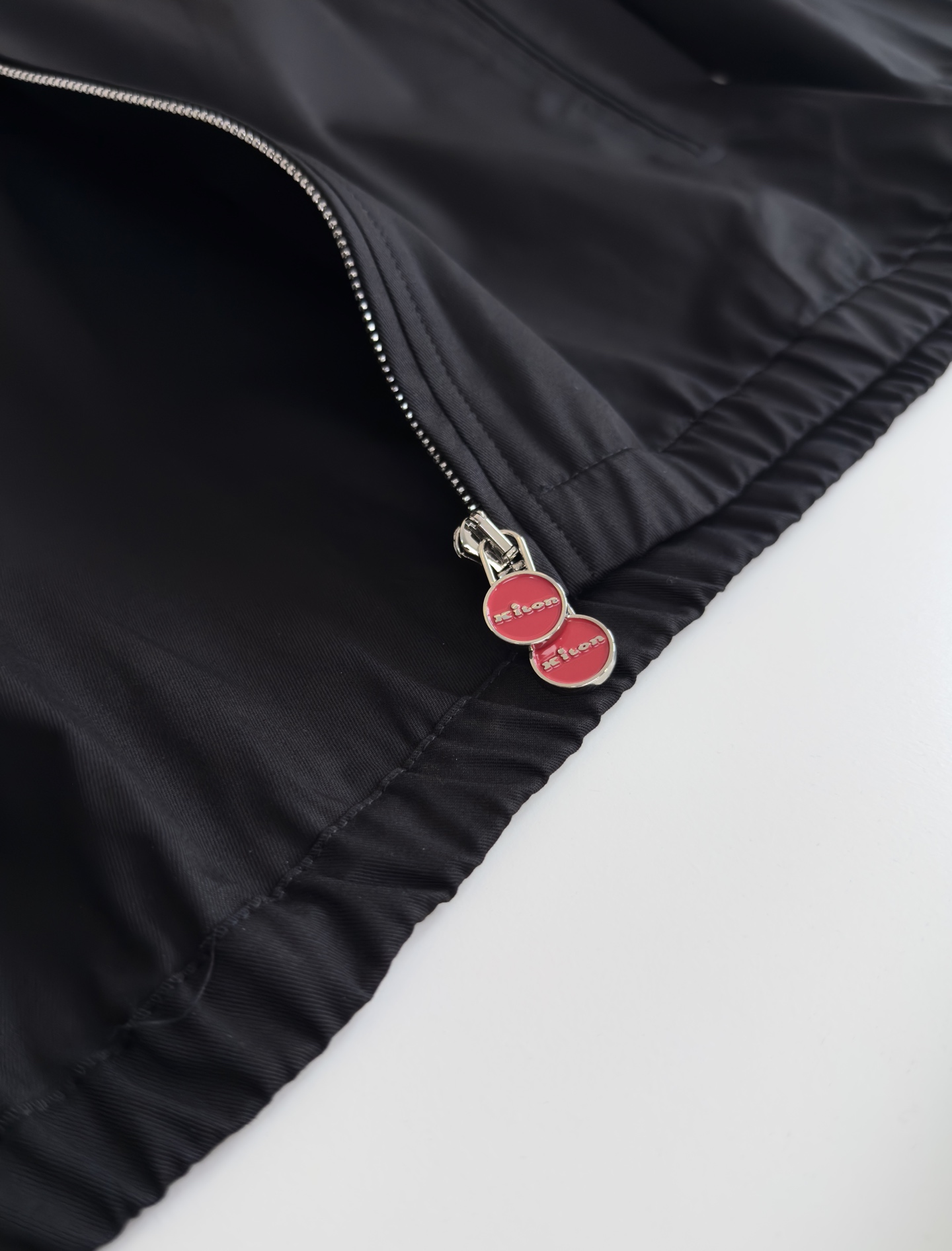 Title: P984 KIT*ON 2025 Autumn Crew Rackjacket Summary Summary: Classic business jacket with precise tailoring, modern design, red zipper, and warmth features. Available in - 图片 8