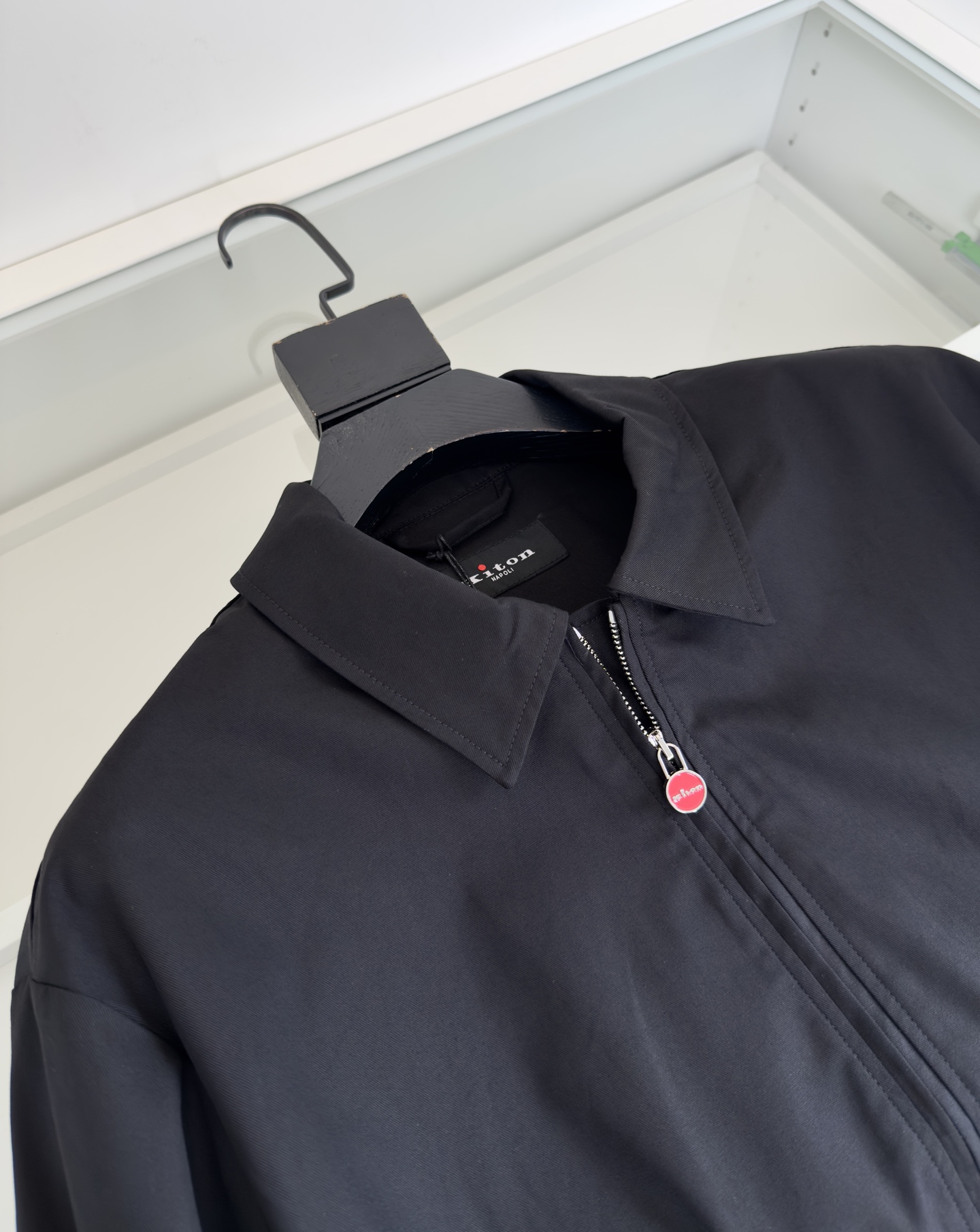 Title: P984 KIT*ON 2025 Autumn Crew Rackjacket Summary Summary: Classic business jacket with precise tailoring, modern design, red zipper, and warmth features. Available in - 图片 4