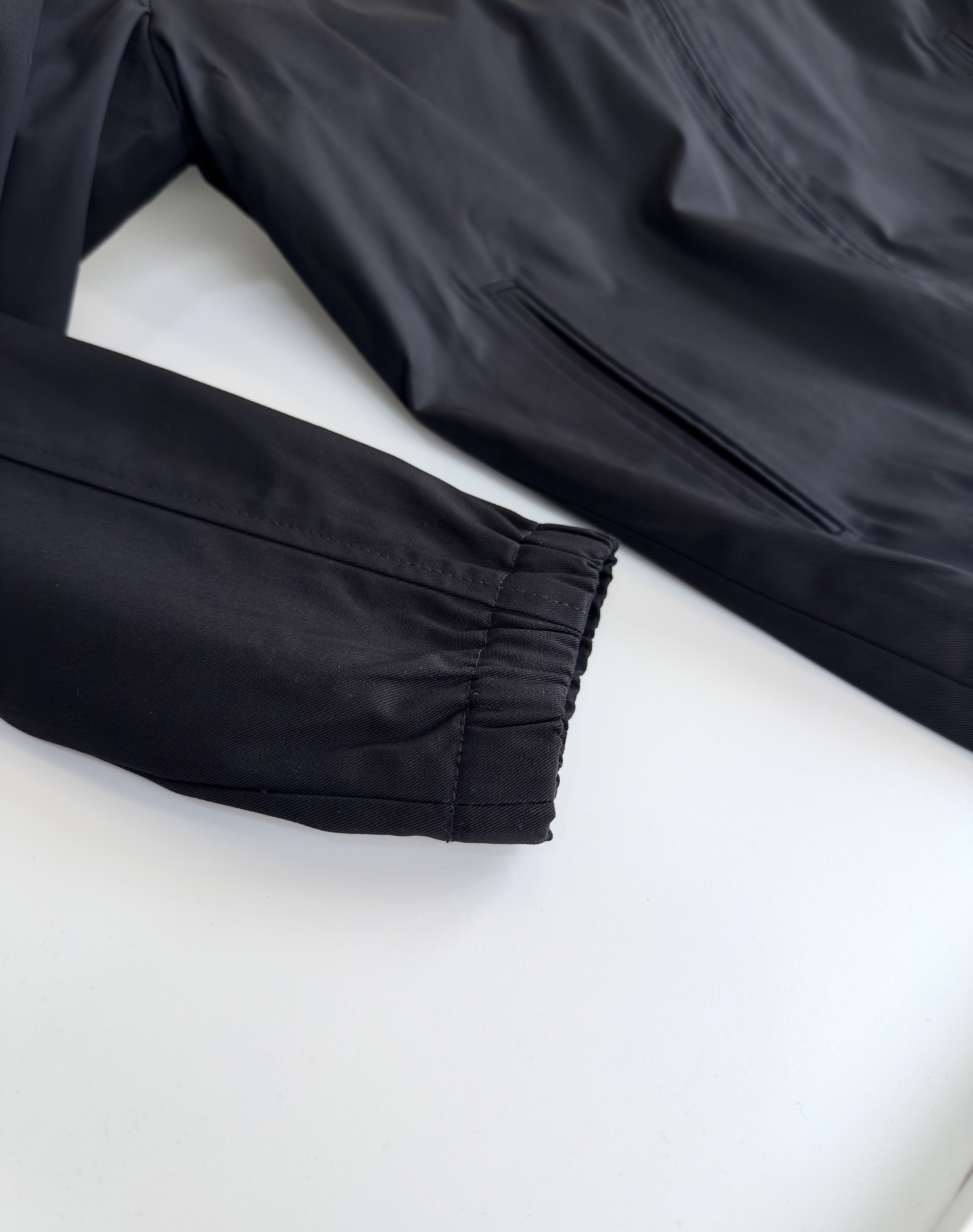 Title: P984 KIT*ON 2025 Autumn Crew Rackjacket Summary Summary: Classic business jacket with precise tailoring, modern design, red zipper, and warmth features. Available in - 图片 6