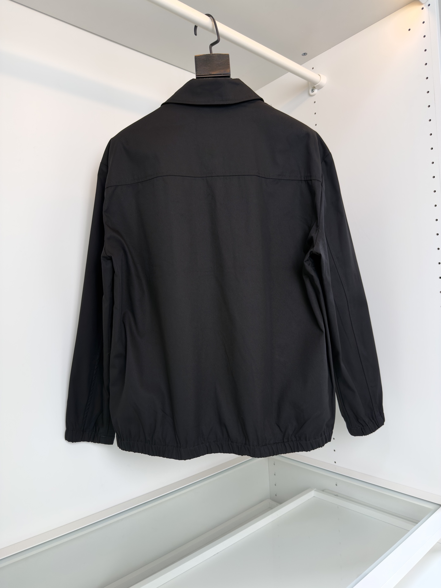 Title: P984 KIT*ON 2025 Autumn Crew Rackjacket Summary Summary: Classic business jacket with precise tailoring, modern design, red zipper, and warmth features. Available in - 图片 2