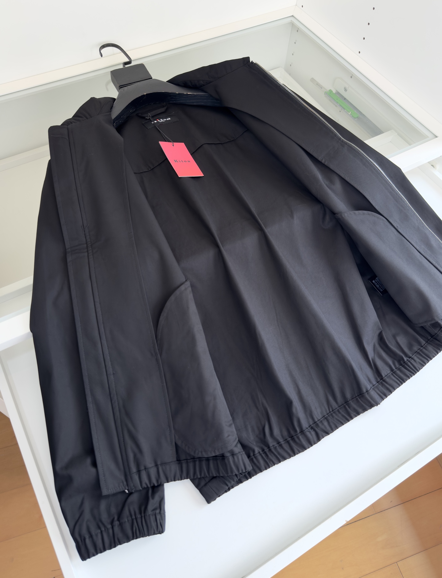 Title: P984 KIT*ON 2025 Autumn Crew Rackjacket Summary Summary: Classic business jacket with precise tailoring, modern design, red zipper, and warmth features. Available in - 图片 7