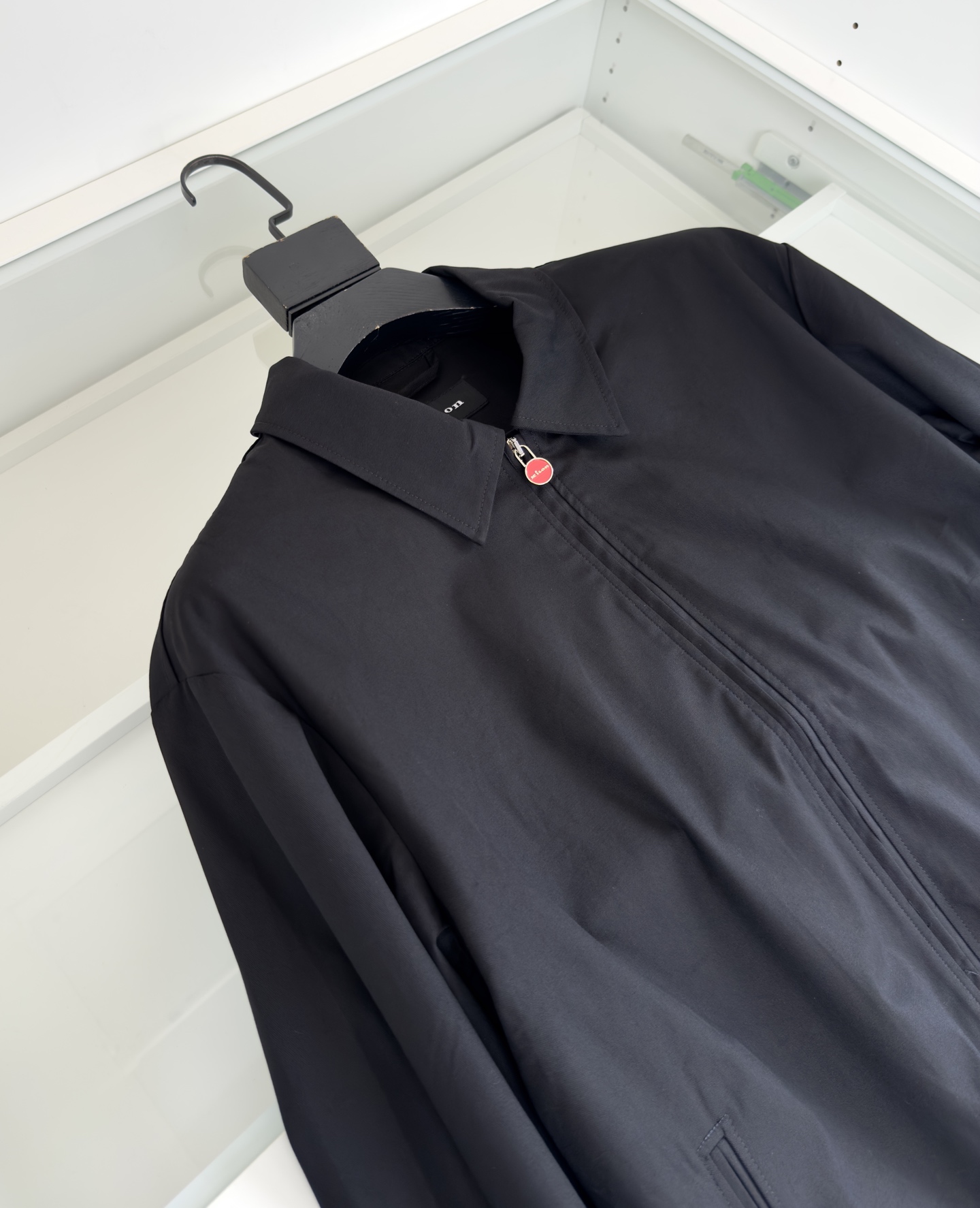 Title: P984 KIT*ON 2025 Autumn Crew Rackjacket Summary Summary: Classic business jacket with precise tailoring, modern design, red zipper, and warmth features. Available in - 图片 3