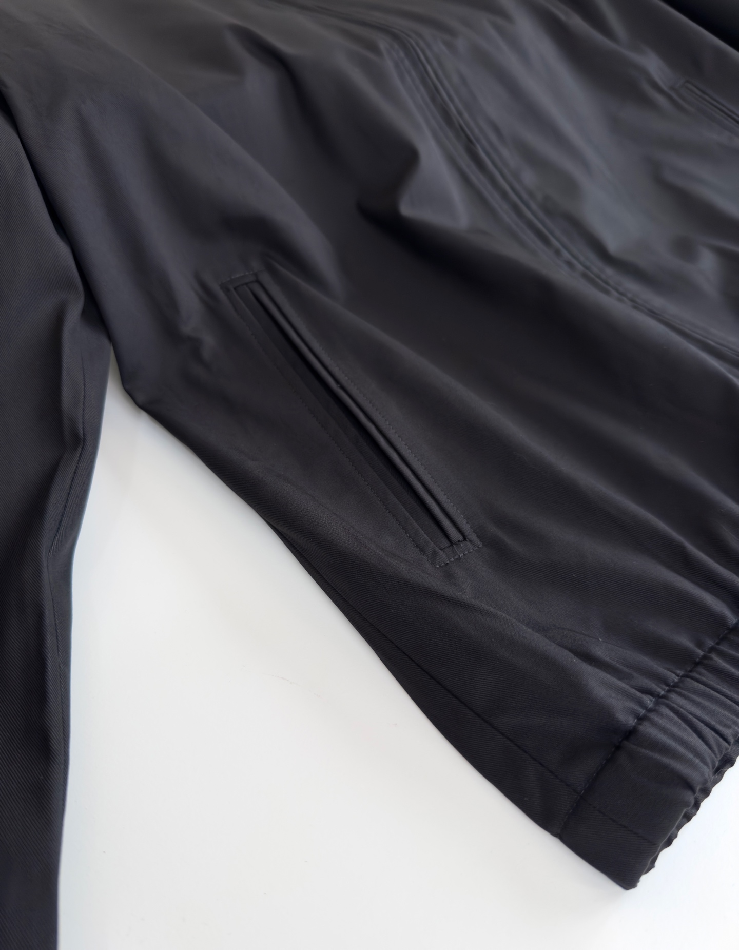 Title: P984 KIT*ON 2025 Autumn Crew Rackjacket Summary Summary: Classic business jacket with precise tailoring, modern design, red zipper, and warmth features. Available in - 图片 5