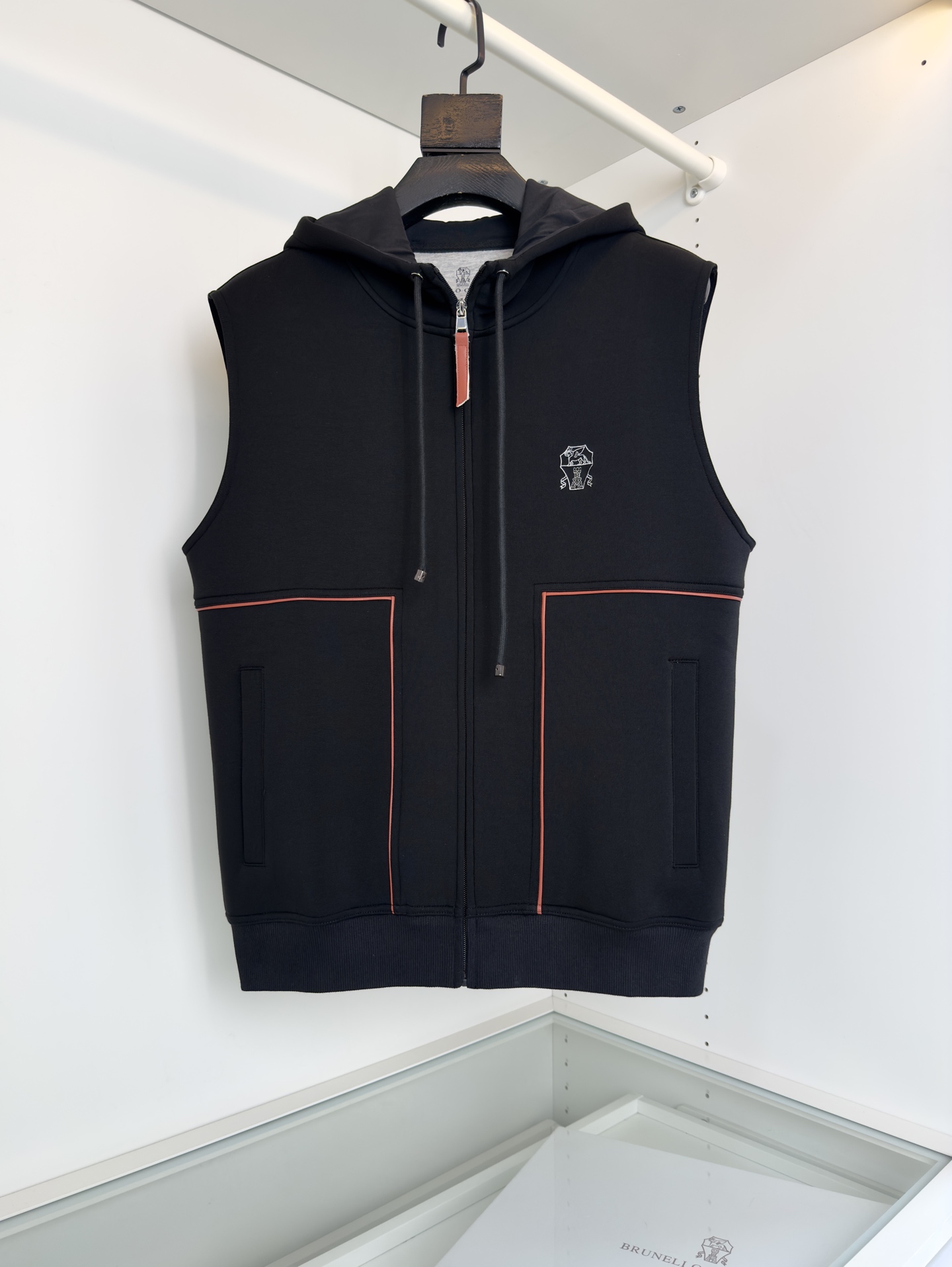 “2025 Bru**llo Cuci**lli Cabinet Sale: Recreational Vests, Geometric Details, Cosmopolitan Design for Early Autumn”