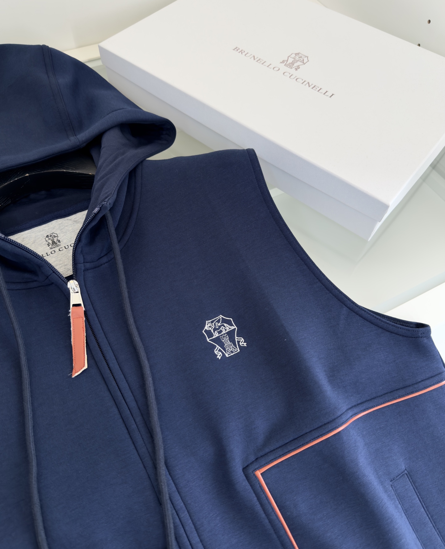 “2025 Branded Hooded Vests and Caps Sale: Stylish Recreational Wear for Early Autumn” - 图片 4