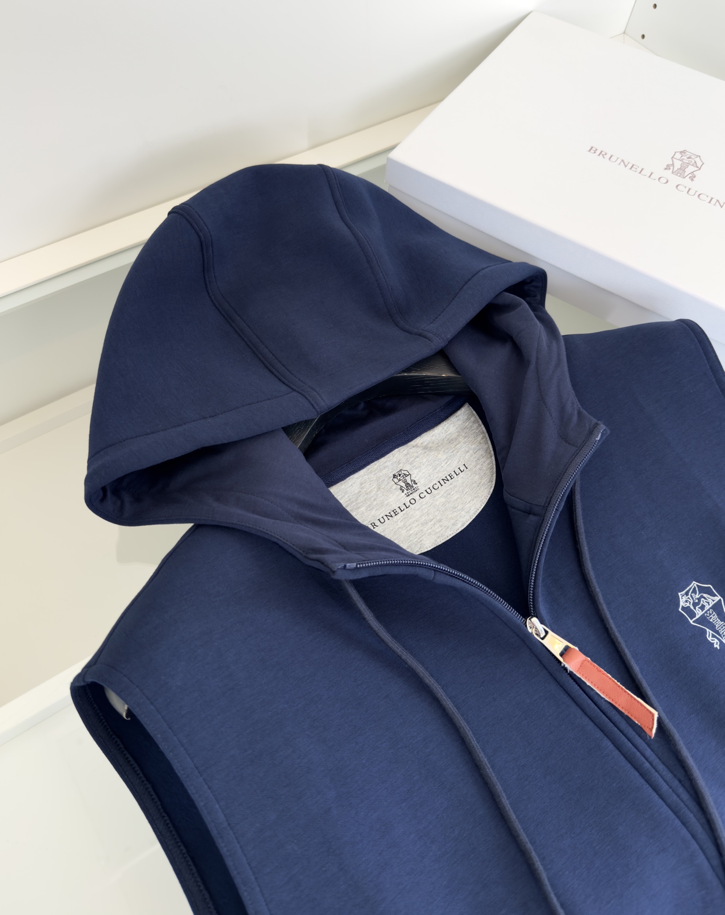 “2025 Branded Hooded Vests and Caps Sale: Stylish Recreational Wear for Early Autumn” - 图片 5