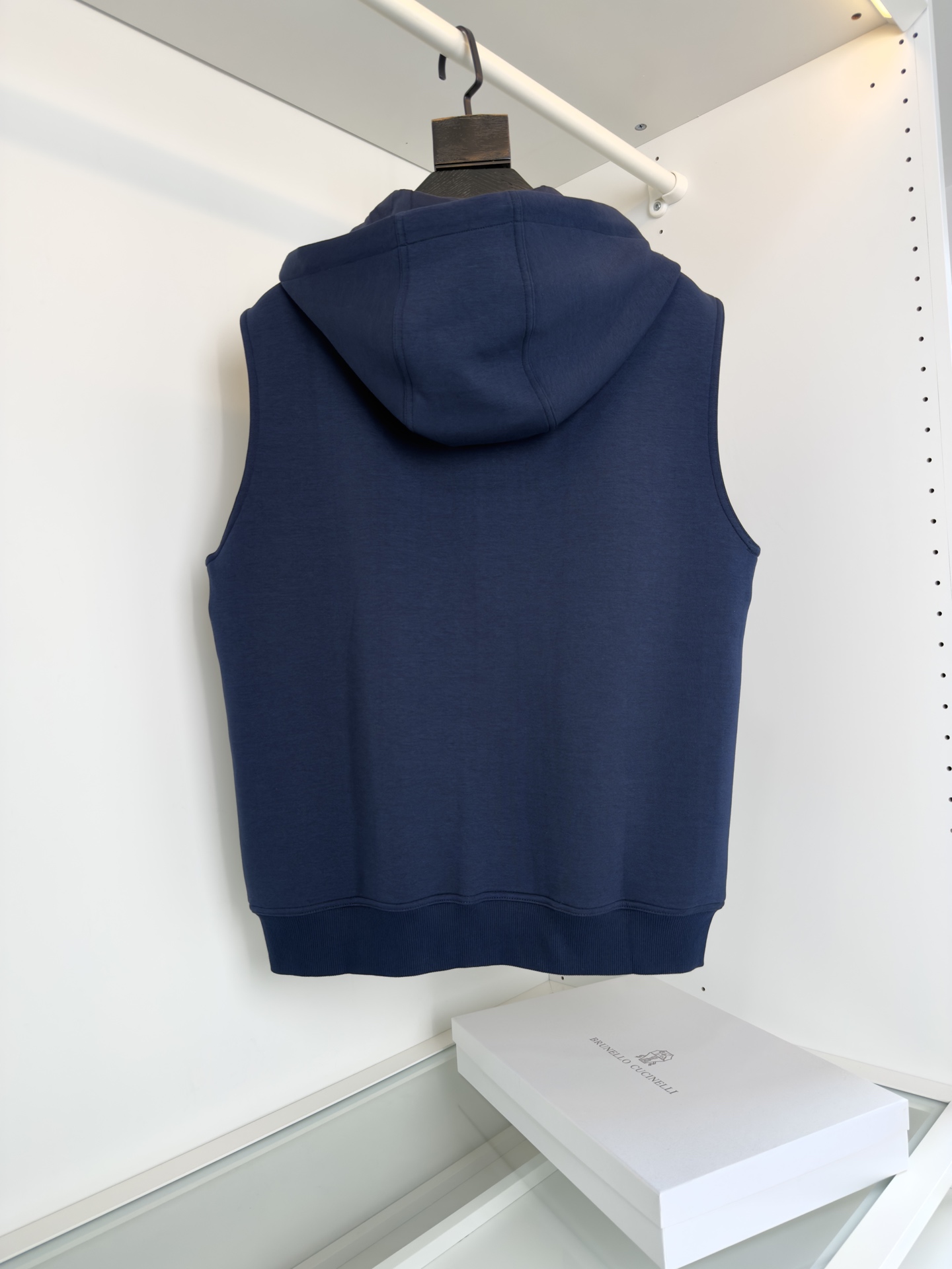“2025 Branded Hooded Vests and Caps Sale: Stylish Recreational Wear for Early Autumn” - 图片 2