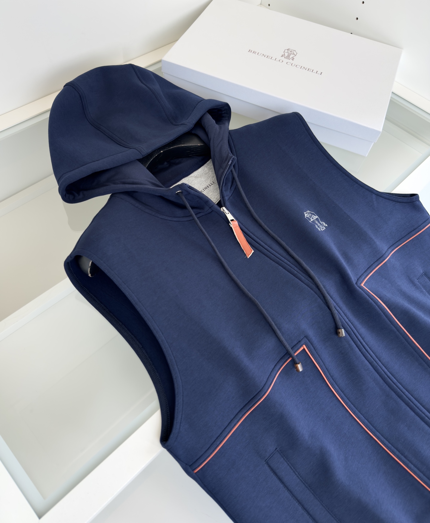 “2025 Branded Hooded Vests and Caps Sale: Stylish Recreational Wear for Early Autumn” - 图片 3