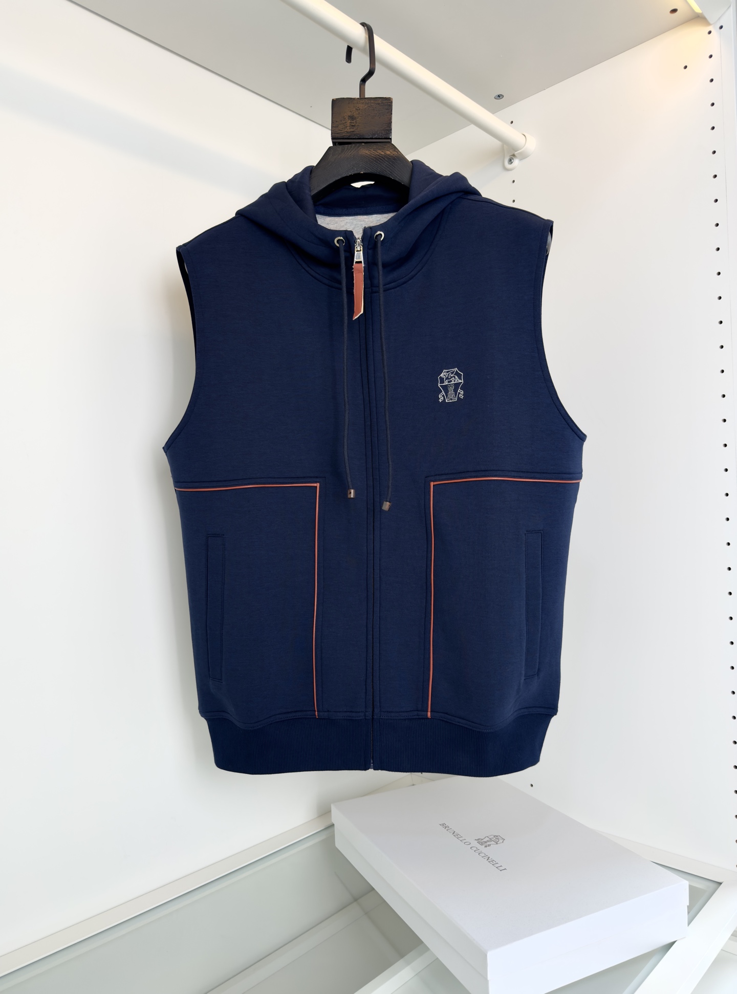 “2025 Branded Hooded Vests and Caps Sale: Stylish Recreational Wear for Early Autumn”