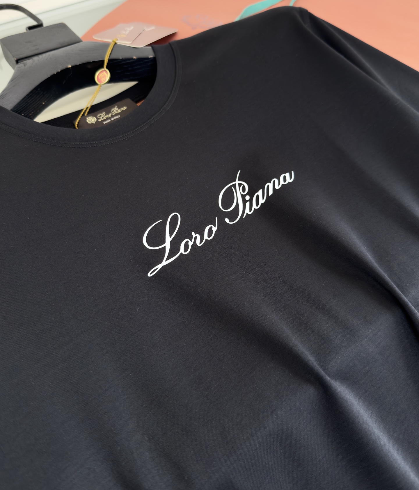 Title: P612 Lo*ro Pi*nano T-shirt Review: Classic Design for Business and Leisure Summary: A year-old classic T-shirt for business and leisure, well-matched with various designs - 图片 5