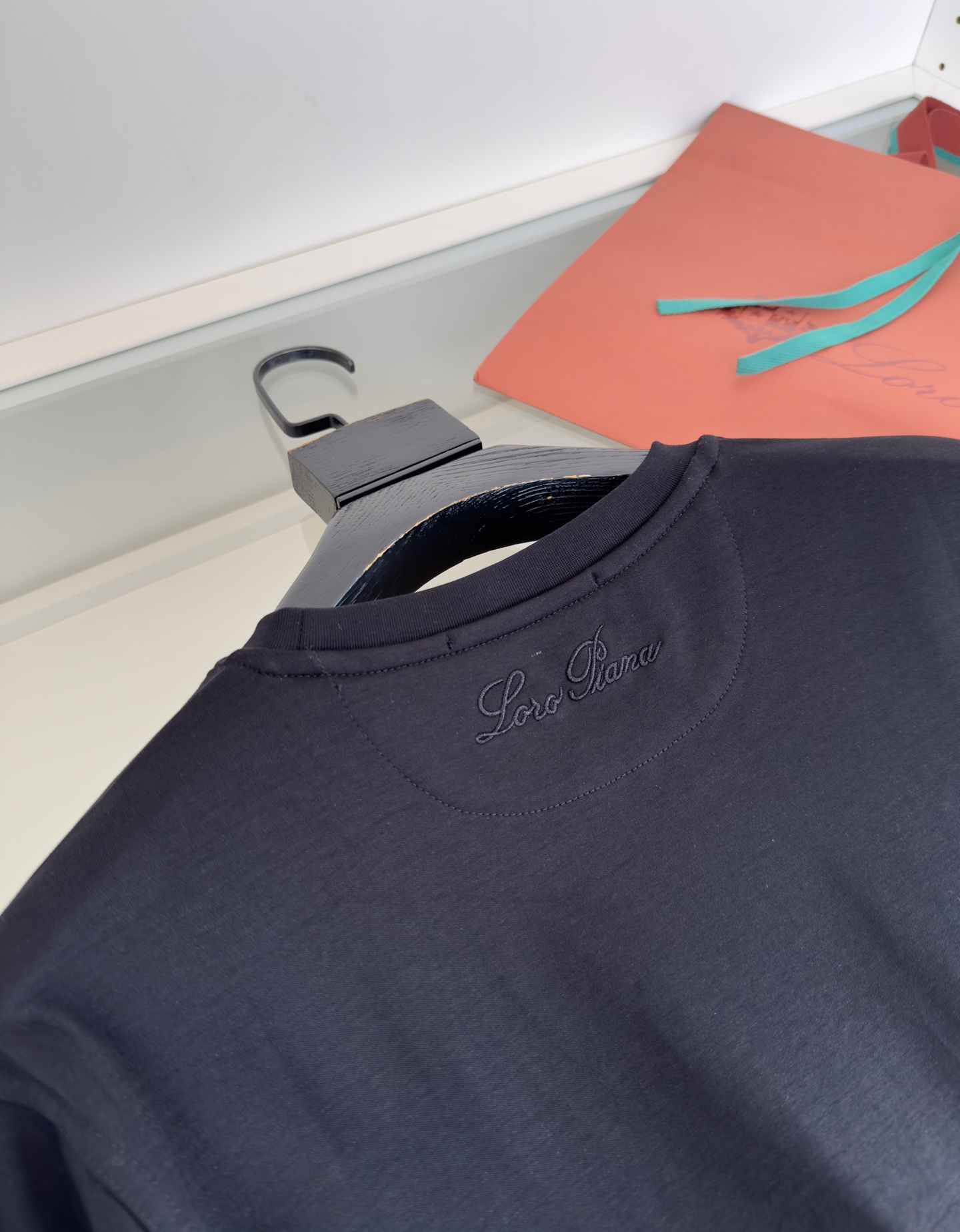 Title: P612 Lo*ro Pi*nano T-shirt Review: Classic Design for Business and Leisure Summary: A year-old classic T-shirt for business and leisure, well-matched with various designs - 图片 8