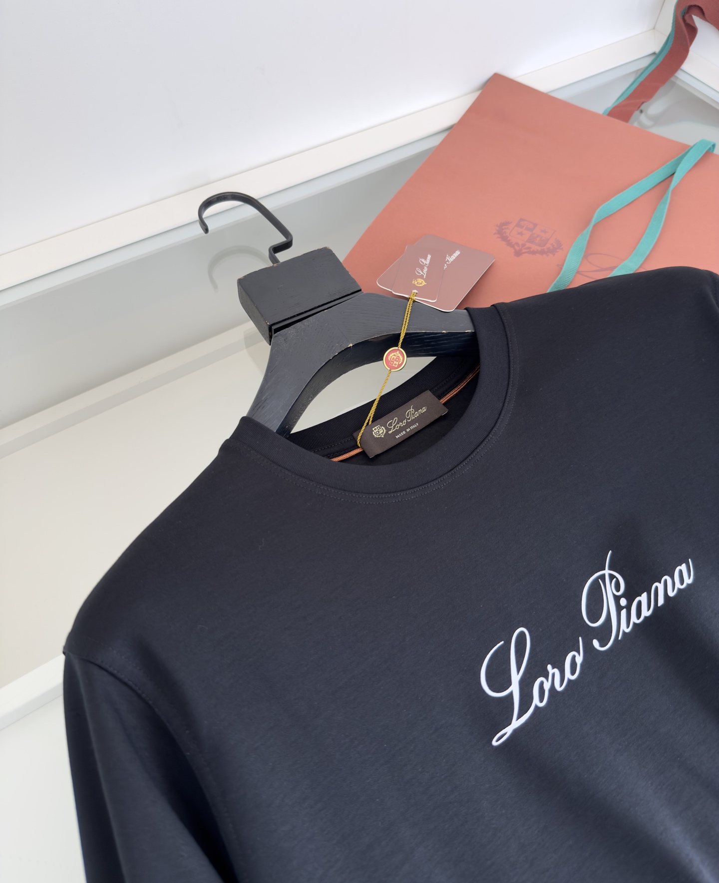 Title: P612 Lo*ro Pi*nano T-shirt Review: Classic Design for Business and Leisure Summary: A year-old classic T-shirt for business and leisure, well-matched with various designs - 图片 4