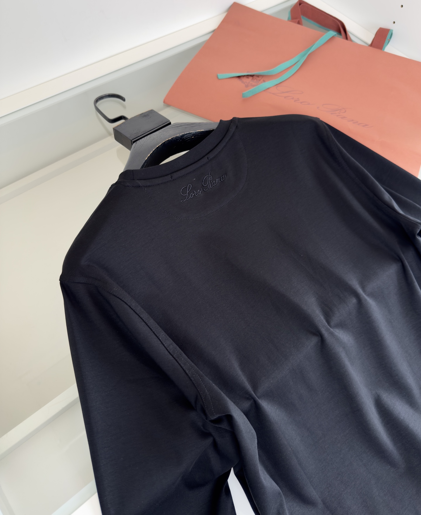 Title: P612 Lo*ro Pi*nano T-shirt Review: Classic Design for Business and Leisure Summary: A year-old classic T-shirt for business and leisure, well-matched with various designs - 图片 7