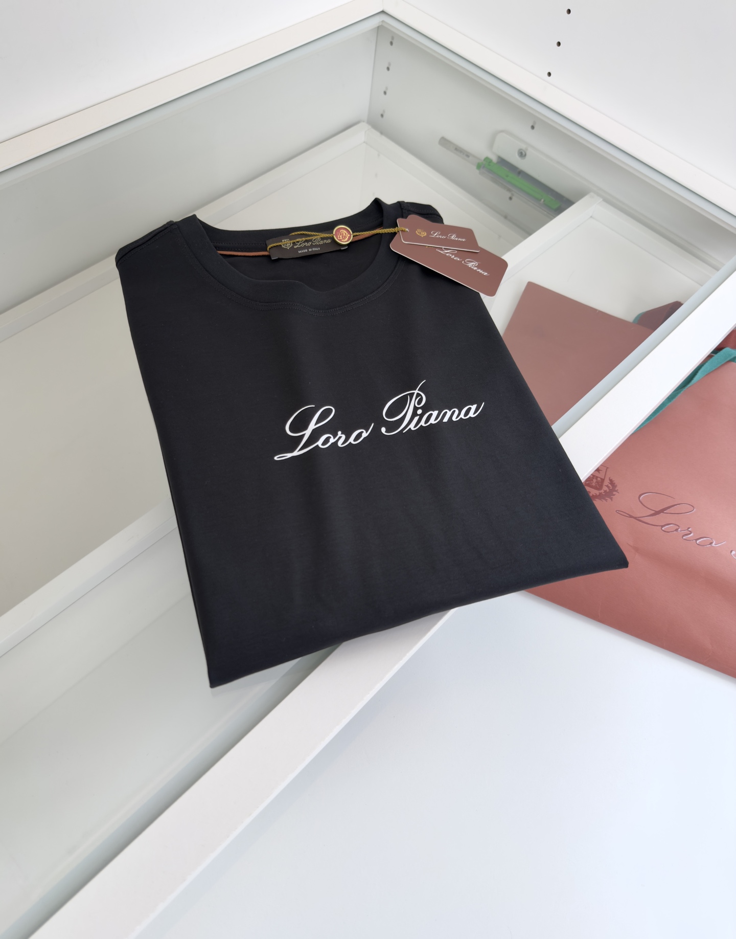 Title: P612 Lo*ro Pi*nano T-shirt Review: Classic Design for Business and Leisure Summary: A year-old classic T-shirt for business and leisure, well-matched with various designs - 图片 9