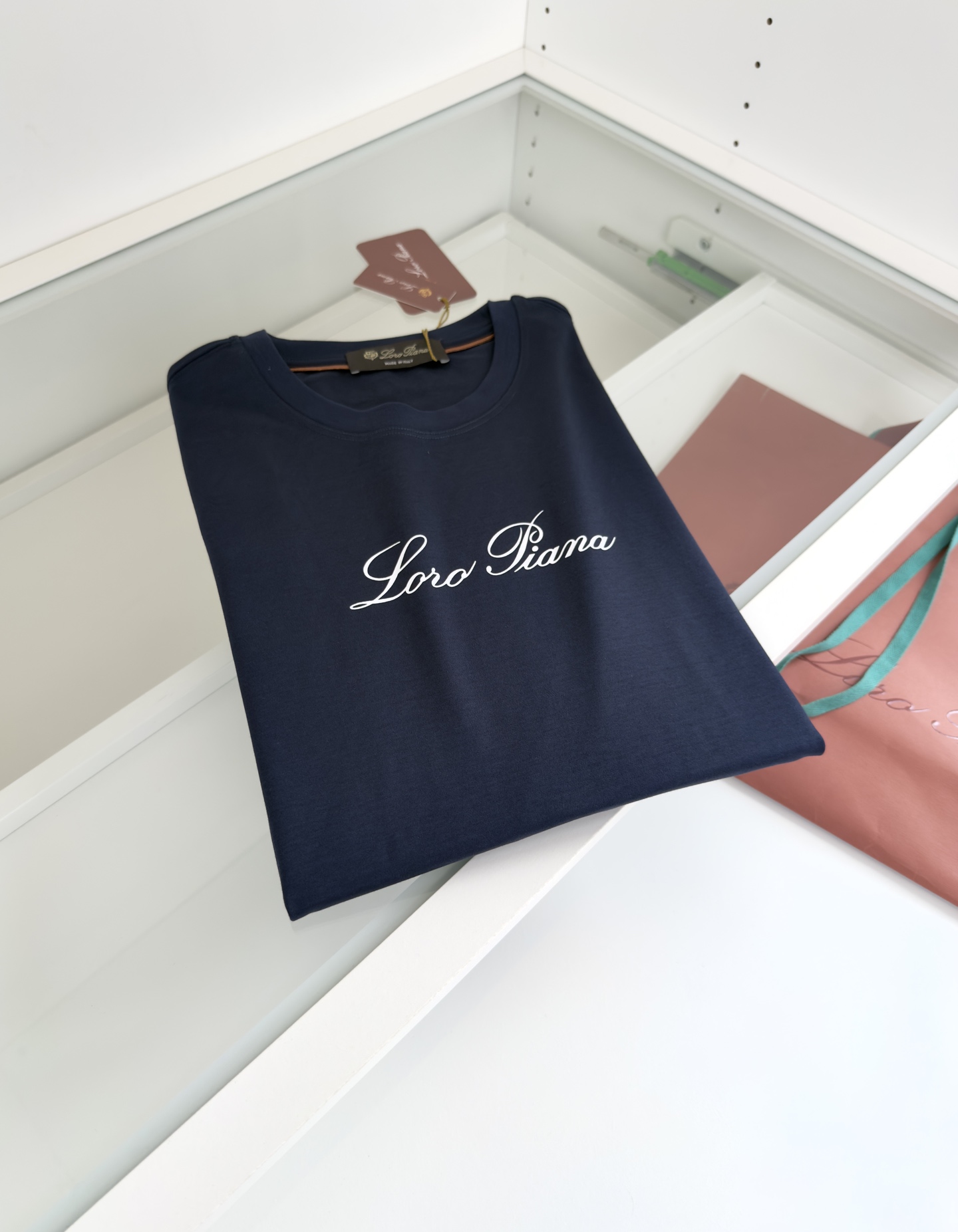 “Year-Old Classic T-Shirt Designs: A Perfect Match for Business and Leisure | P612 Lo*ro Pi*nano” - 图片 9