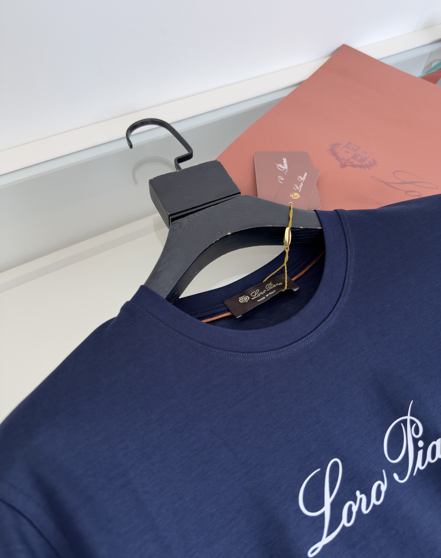 “Year-Old Classic T-Shirt Designs: A Perfect Match for Business and Leisure | P612 Lo*ro Pi*nano” - 图片 4