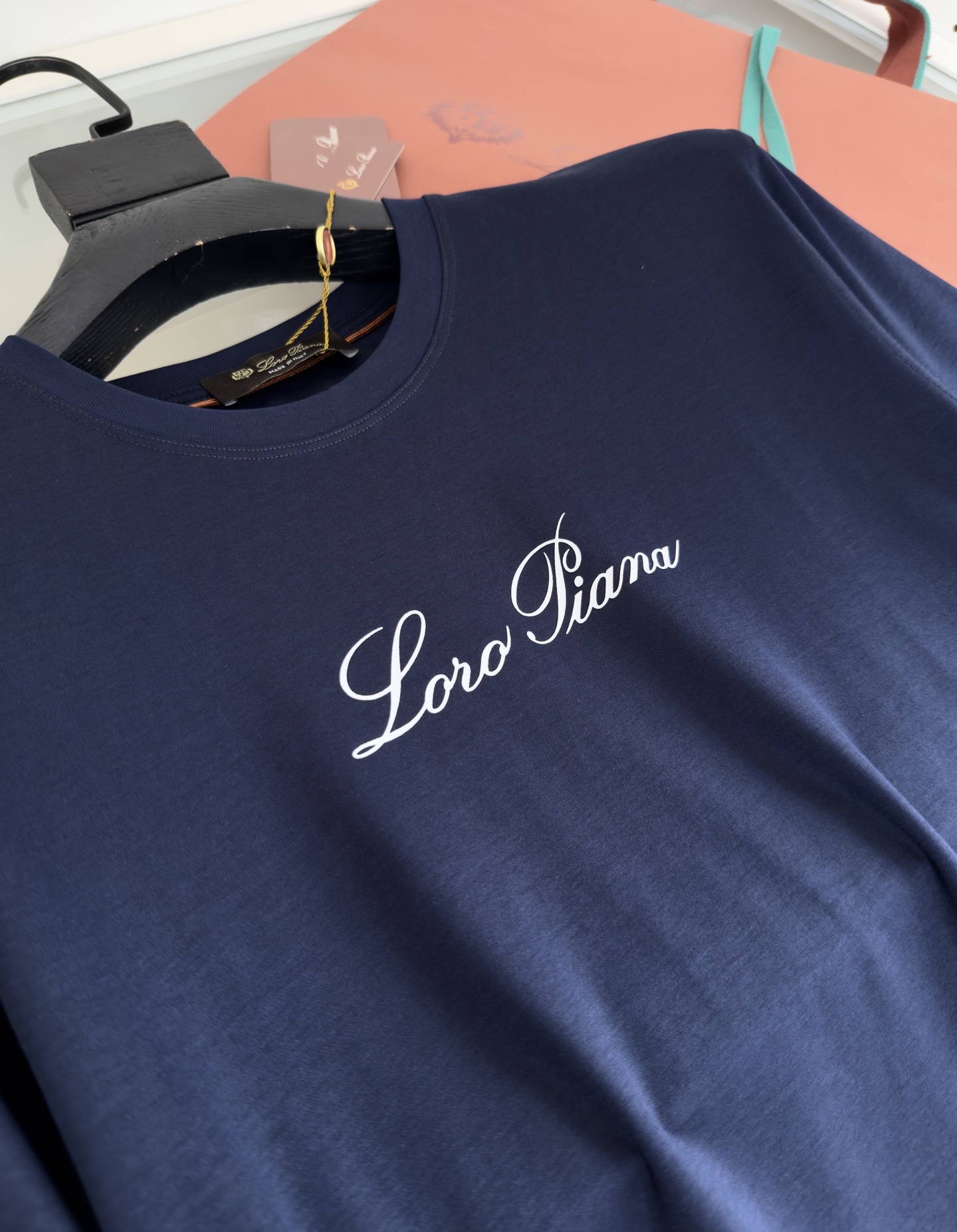 “Year-Old Classic T-Shirt Designs: A Perfect Match for Business and Leisure | P612 Lo*ro Pi*nano” - 图片 5