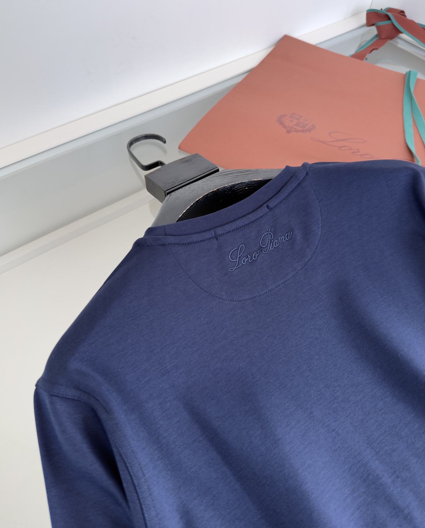 “Year-Old Classic T-Shirt Designs: A Perfect Match for Business and Leisure | P612 Lo*ro Pi*nano” - 图片 8