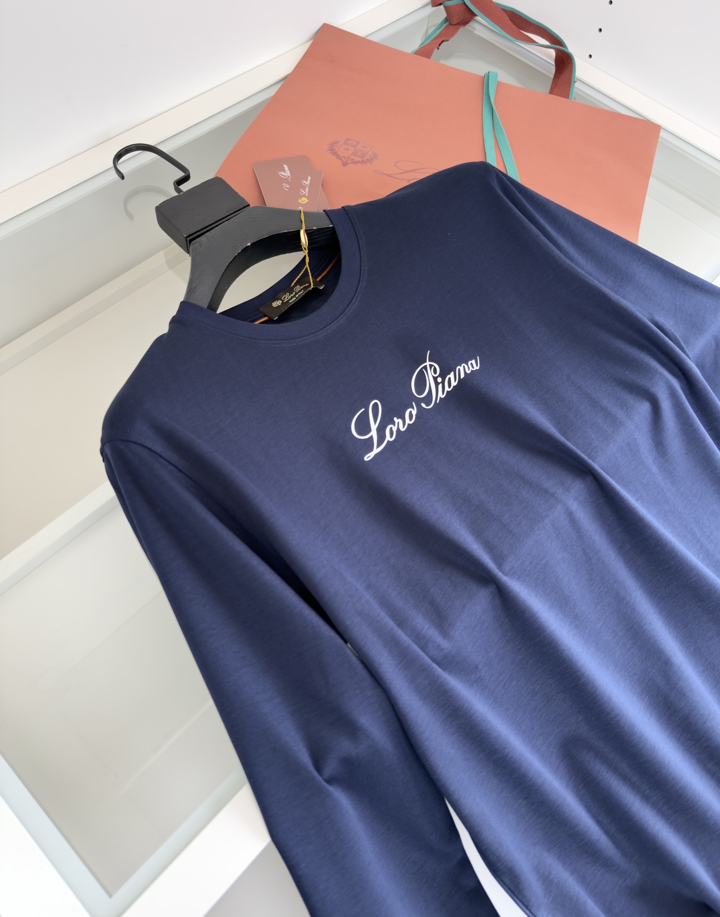 “Year-Old Classic T-Shirt Designs: A Perfect Match for Business and Leisure | P612 Lo*ro Pi*nano” - 图片 3