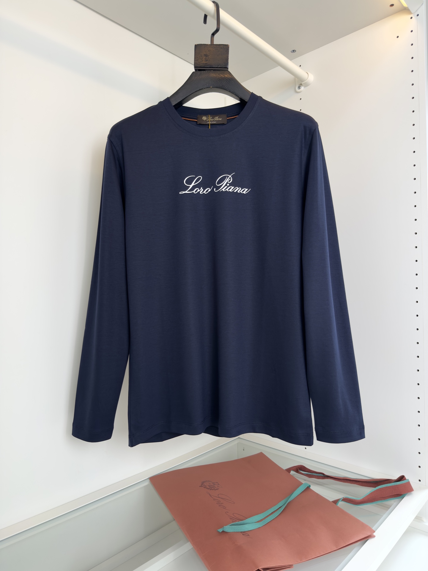 “Year-Old Classic T-Shirt Designs: A Perfect Match for Business and Leisure | P612 Lo*ro Pi*nano” - 图片 1
