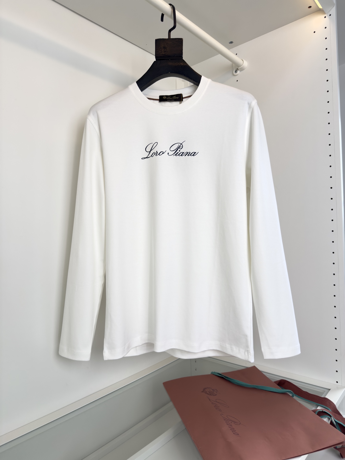 “Year-Old Classic T-Shirt Designs: P612 Lo*ro Pi*nano Business and Leisure Wear” - 图片 1