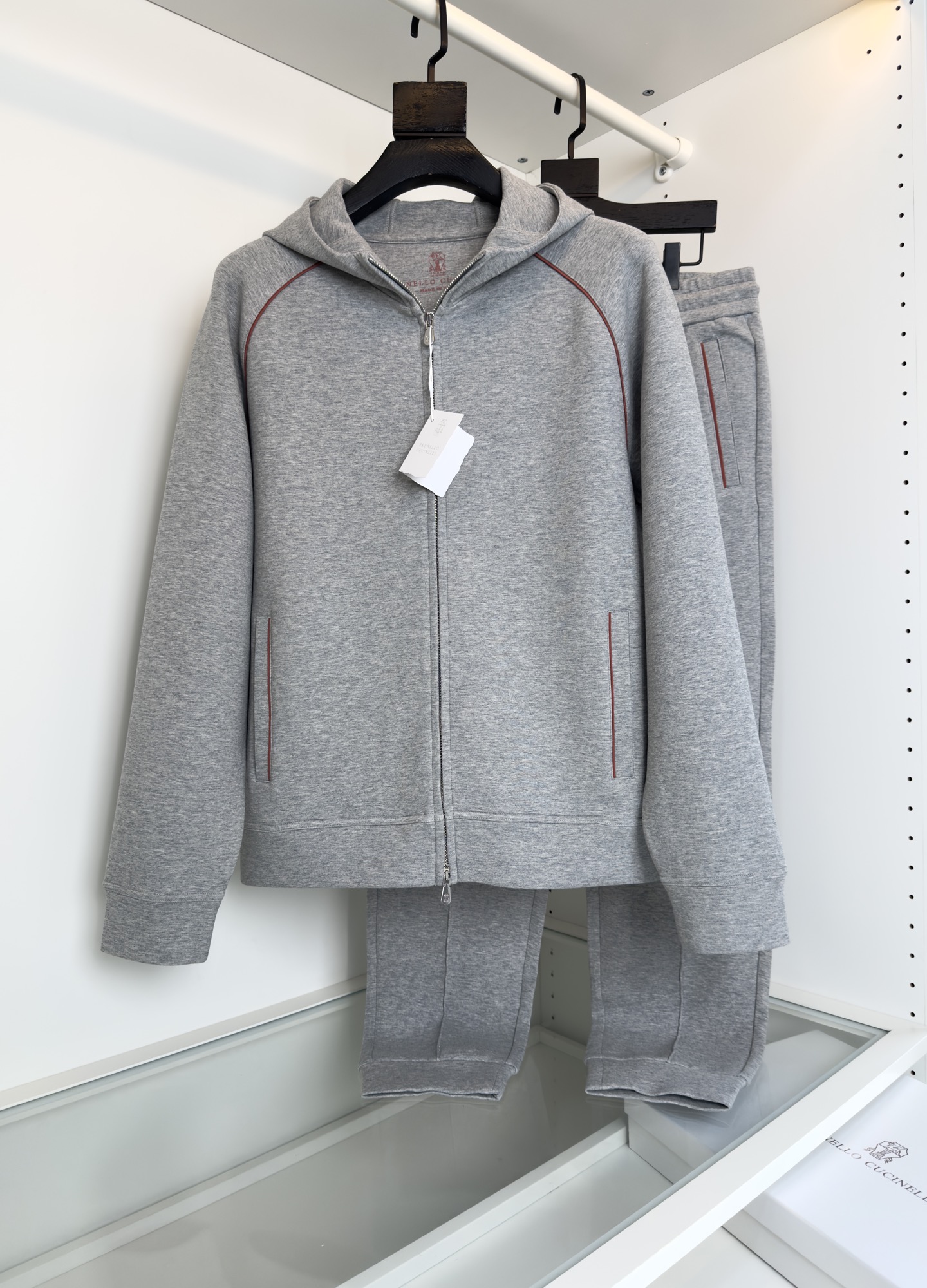 “P888 Brullo Cucinelli 2025: Innovative Three-Part Fabric Design for Comfort and Warmth” - 图片 1