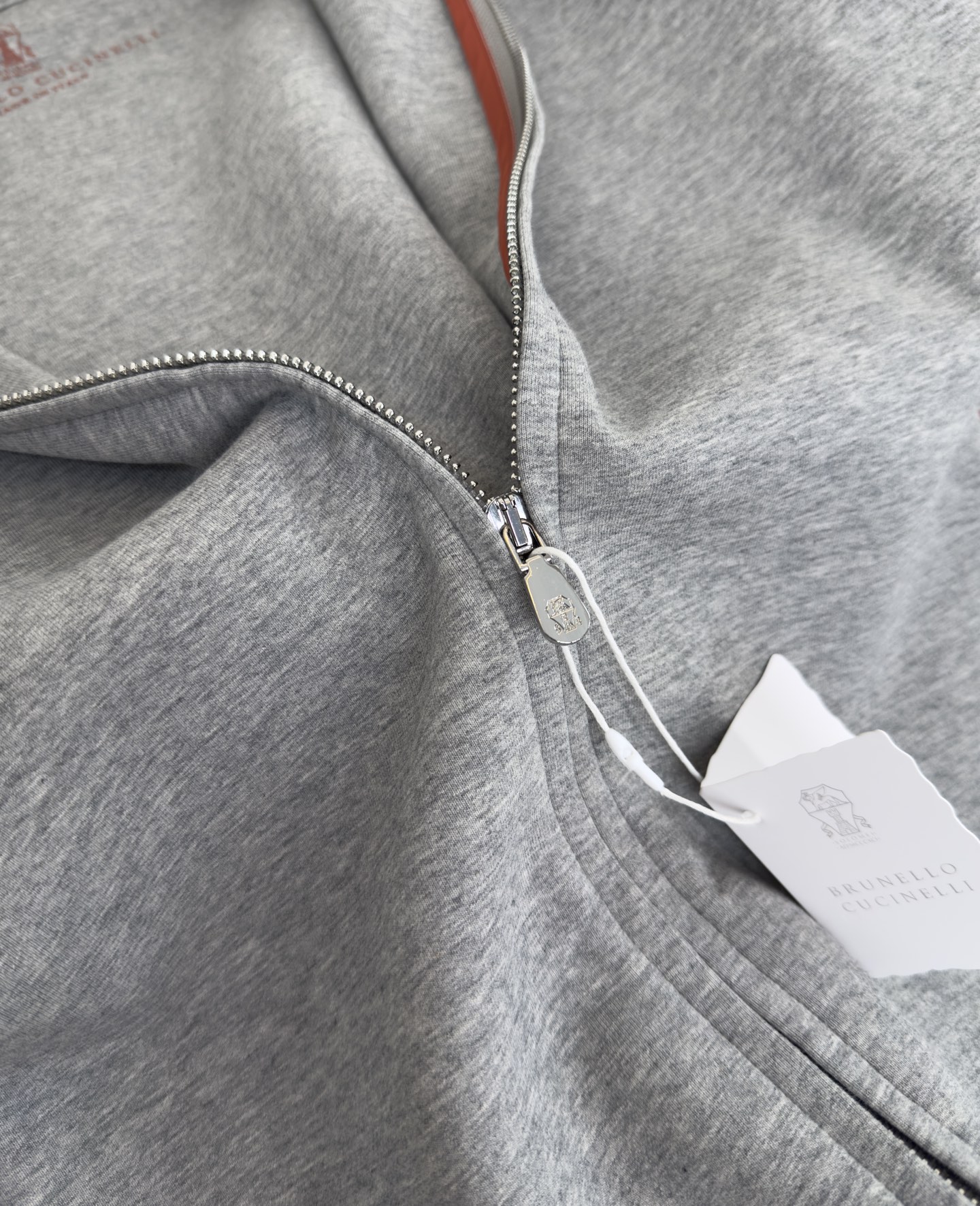 “P888 Brullo Cucinelli 2025: Innovative Three-Part Fabric Design for Comfort and Warmth” - 图片 8