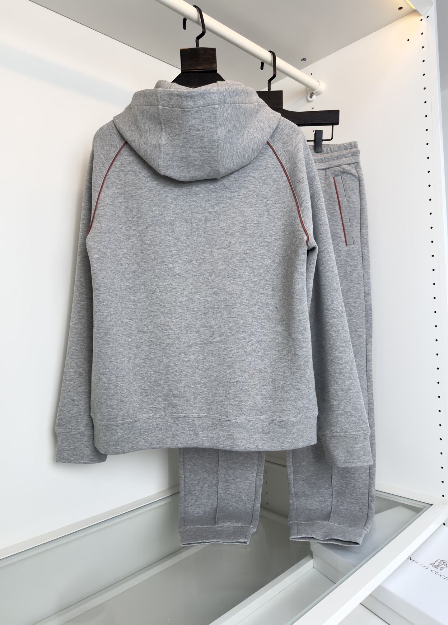 “P888 Brullo Cucinelli 2025: Innovative Three-Part Fabric Design for Comfort and Warmth” - 图片 2
