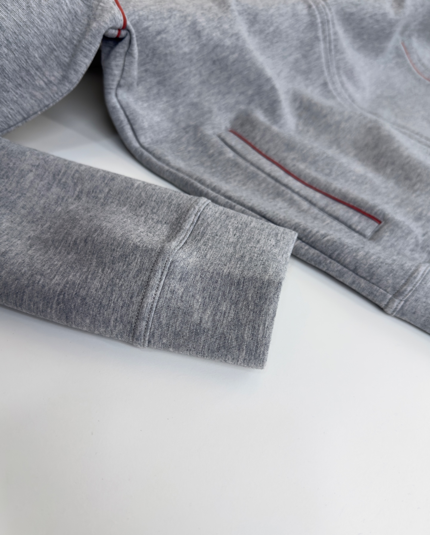 “P888 Brullo Cucinelli 2025: Innovative Three-Part Fabric Design for Comfort and Warmth” - 图片 6