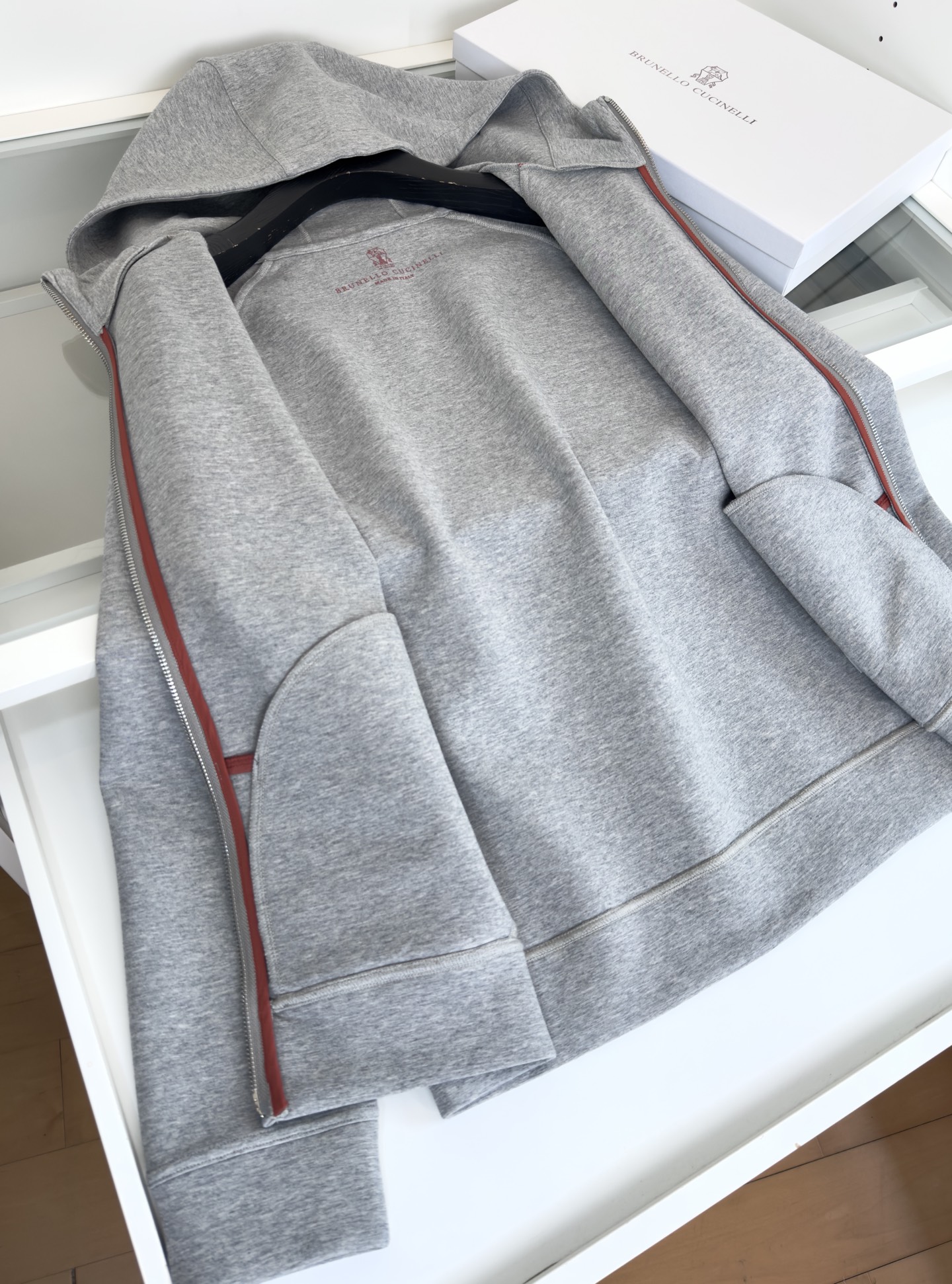 “P888 Brullo Cucinelli 2025: Innovative Three-Part Fabric Design for Comfort and Warmth” - 图片 7