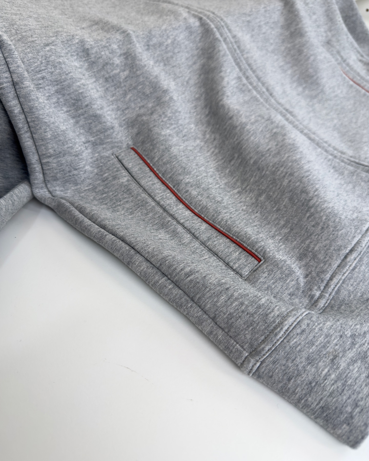 “P888 Brullo Cucinelli 2025: Innovative Three-Part Fabric Design for Comfort and Warmth” - 图片 5