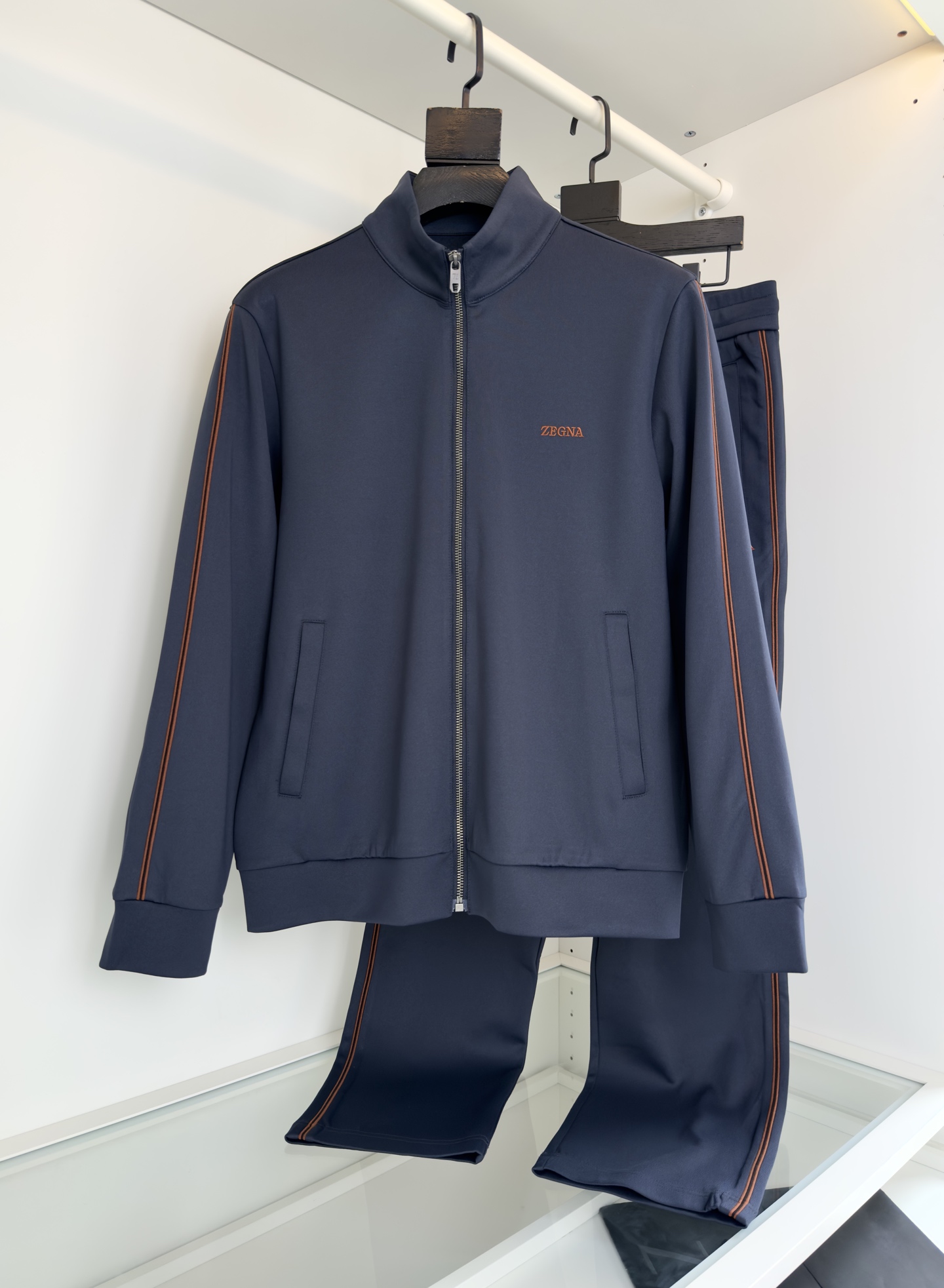 “Classic Geometric Design Leisure Outfits with Embroidery and Functional Material in Dark Blue and Almond, M-3XL Sizes” - 图片 1