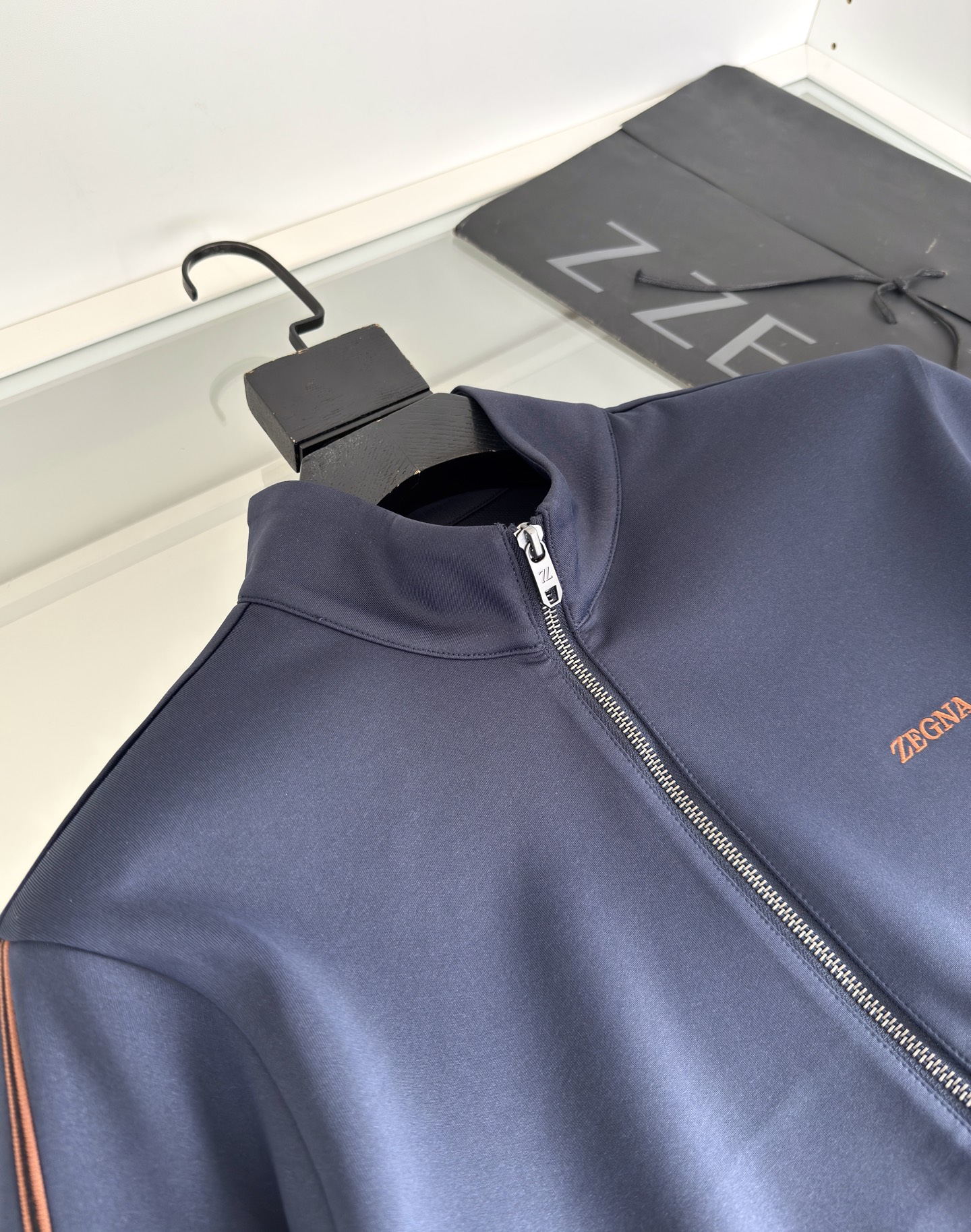 “Classic Geometric Design Leisure Outfits with Embroidery and Functional Material in Dark Blue and Almond, M-3XL Sizes” - 图片 4
