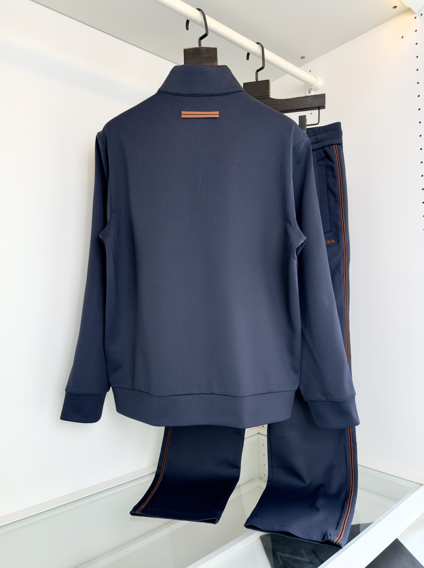 “Classic Geometric Design Leisure Outfits with Embroidery and Functional Material in Dark Blue and Almond, M-3XL Sizes” - 图片 2