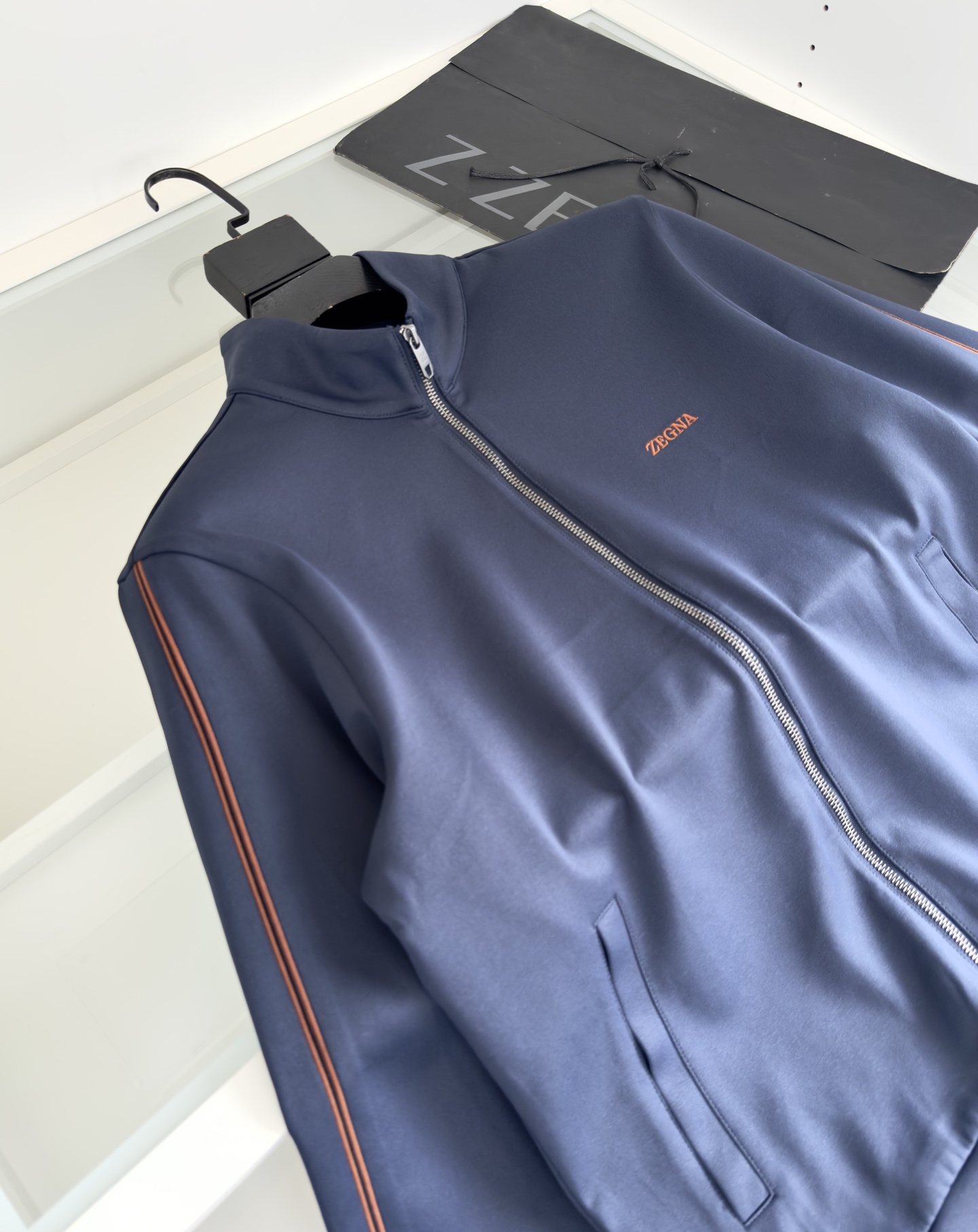 “Classic Geometric Design Leisure Outfits with Embroidery and Functional Material in Dark Blue and Almond, M-3XL Sizes” - 图片 3