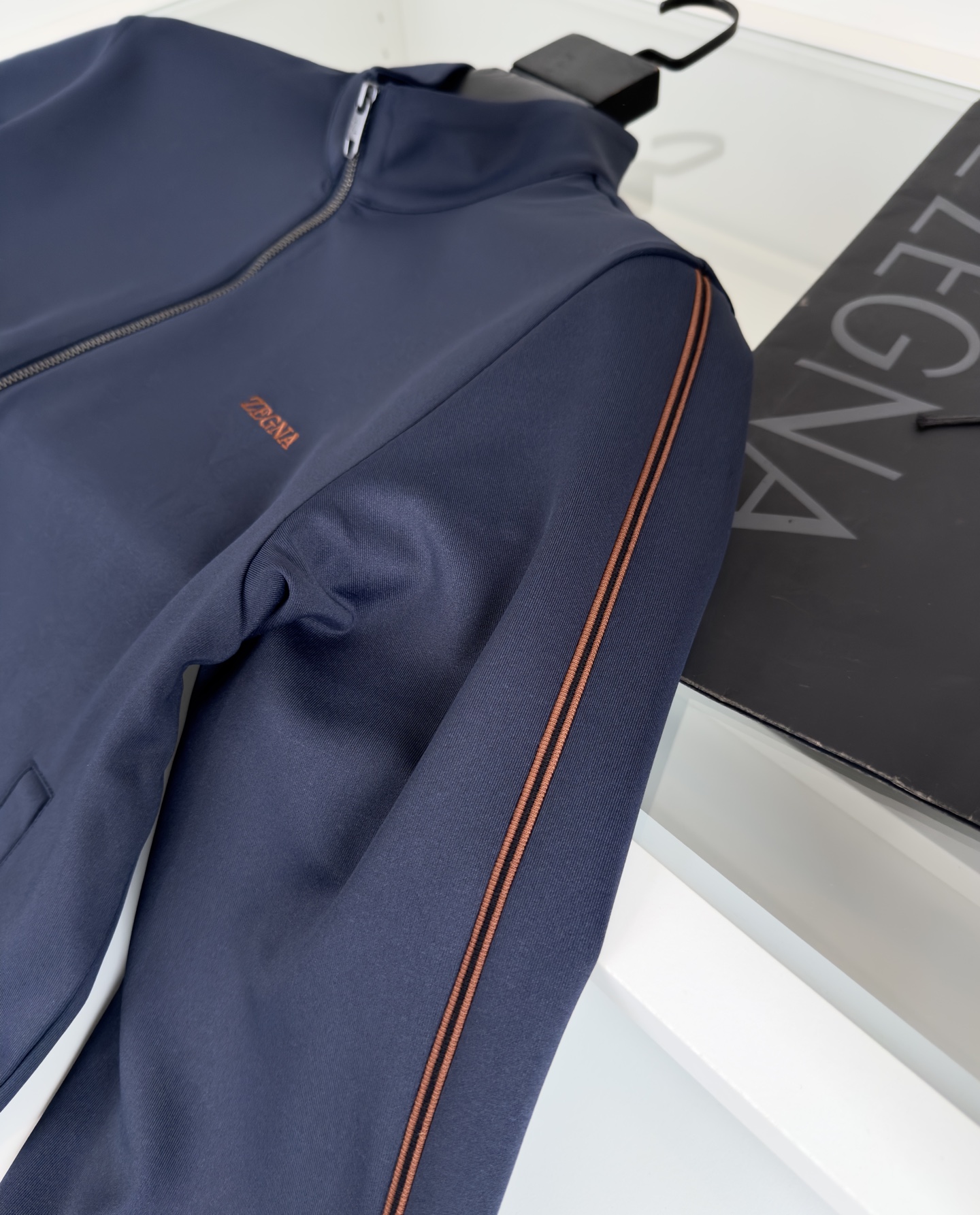 “Classic Geometric Design Leisure Outfits with Embroidery and Functional Material in Dark Blue and Almond, M-3XL Sizes” - 图片 7